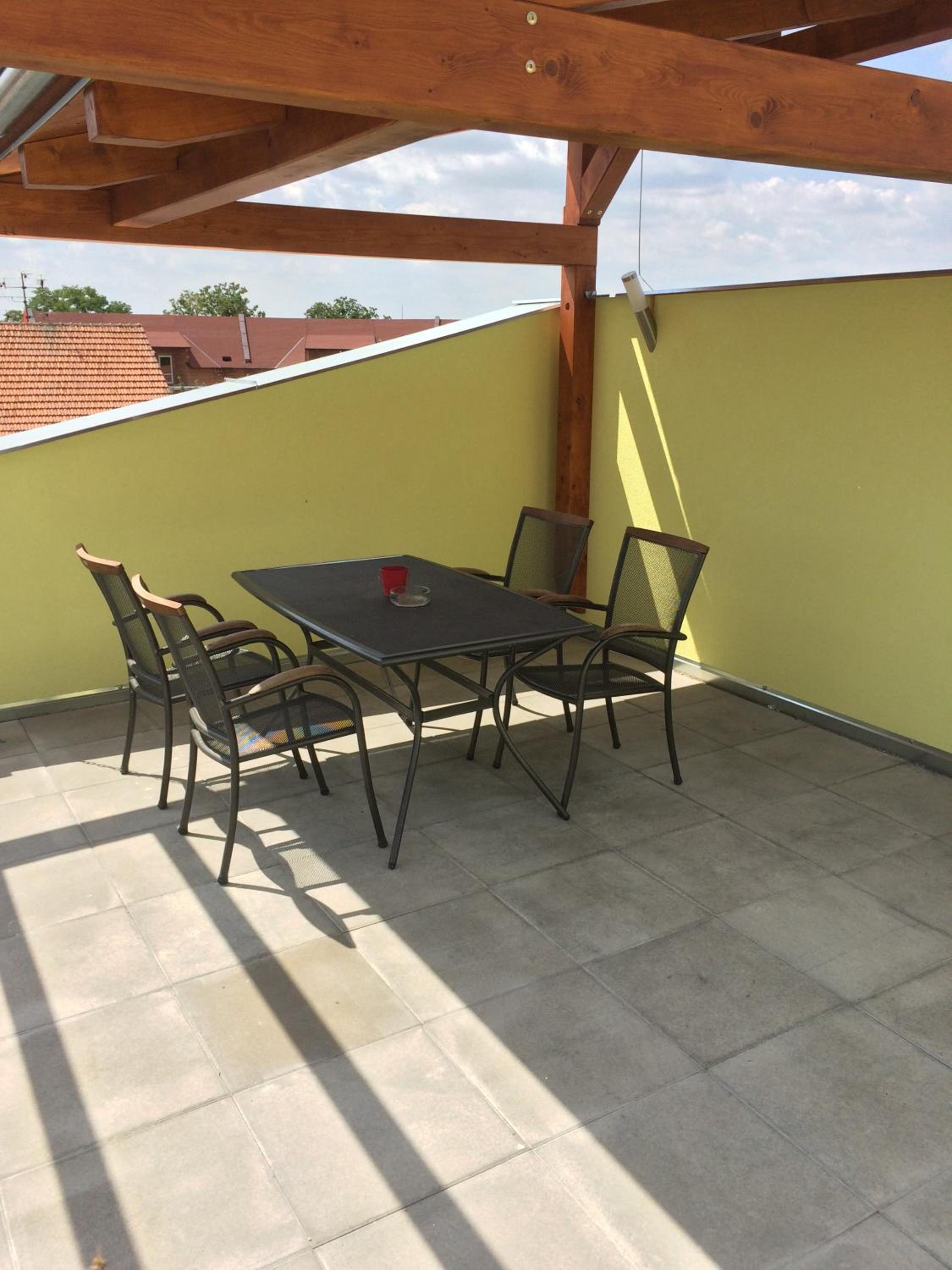 Villa Marcus - rodinný relax 200 m od Penzionu Kometa, u jezera s grilem a sdílenou kuchyní