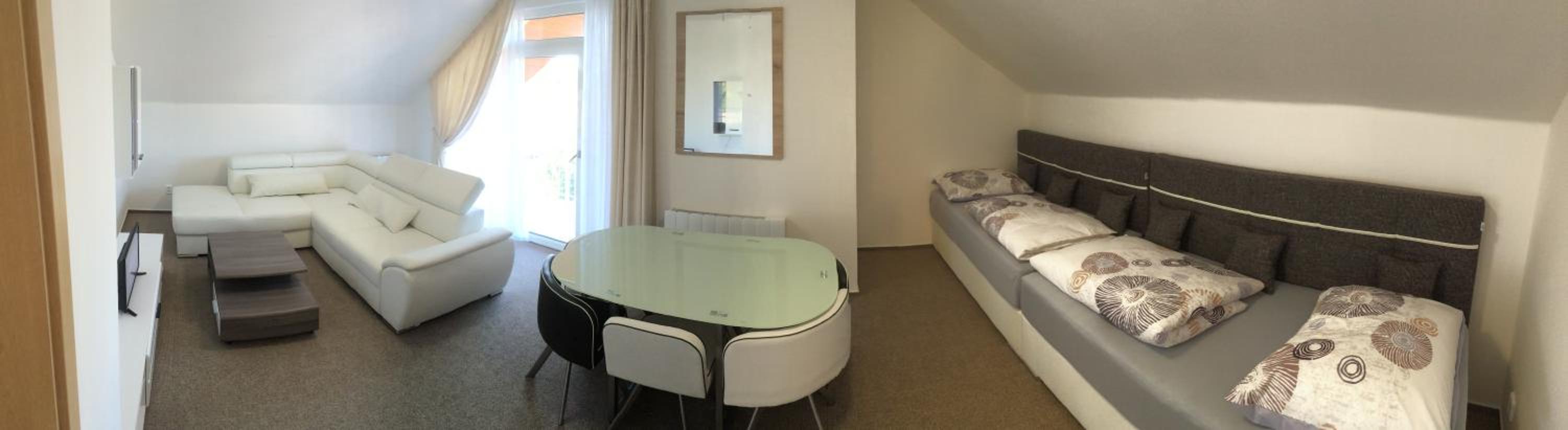 Villa Marcus - rodinný relax 200 m od Penzionu Kometa, u jezera s grilem a sdílenou kuchyní