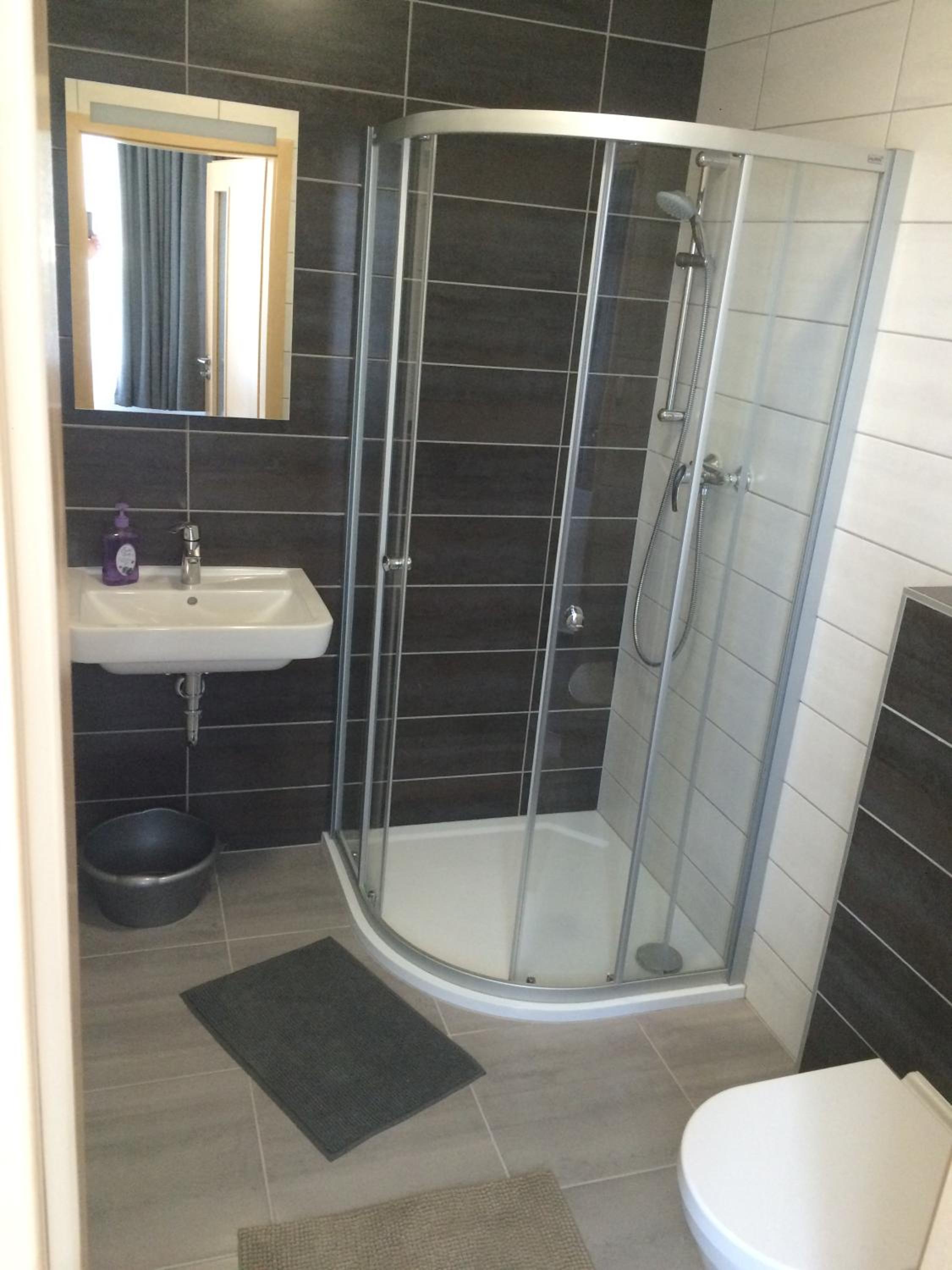 Villa Marcus - rodinný relax 200 m od Penzionu Kometa, u jezera s grilem a sdílenou kuchyní