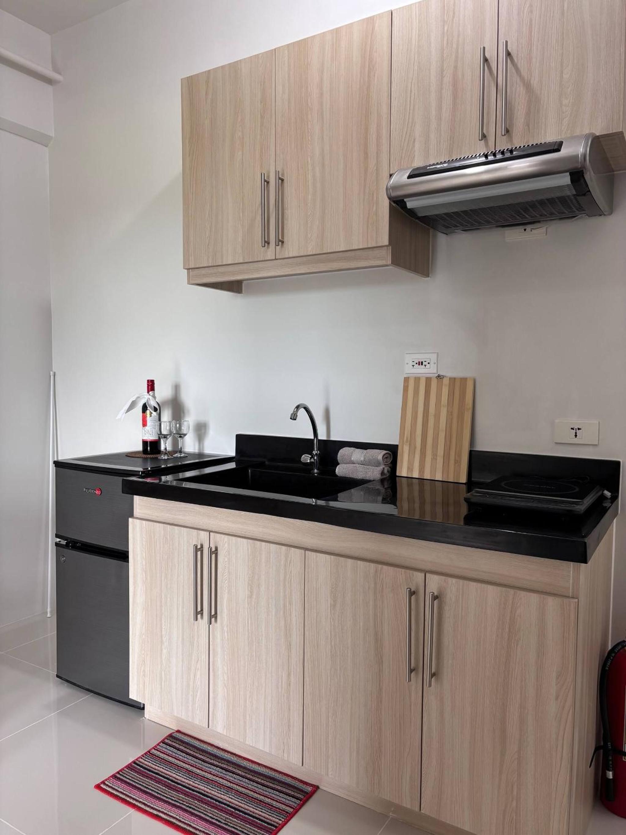 Entire Apartment with pool, gym, and playground near Panglao, Bohol