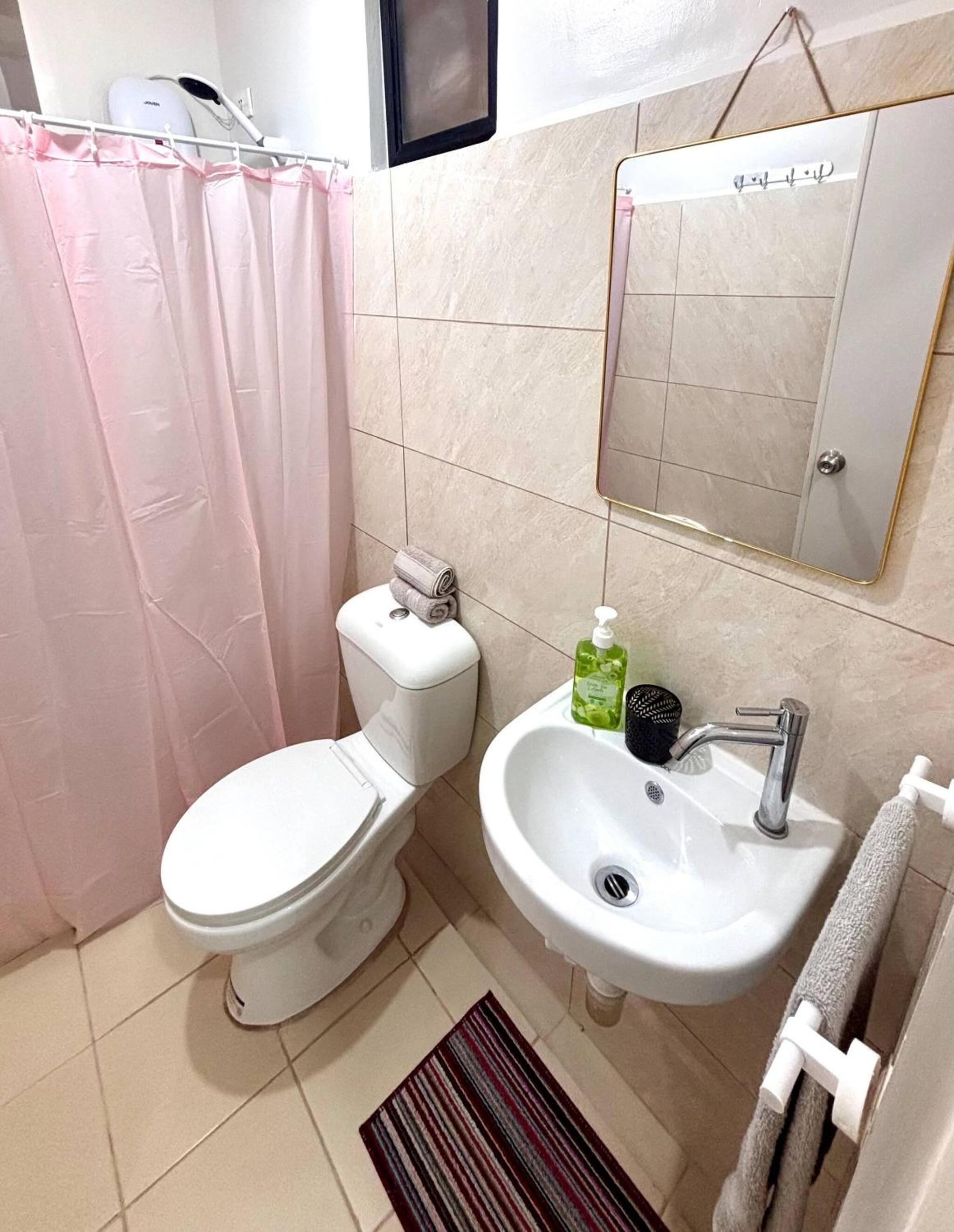 Entire Apartment with pool, gym, and playground near Panglao, Bohol