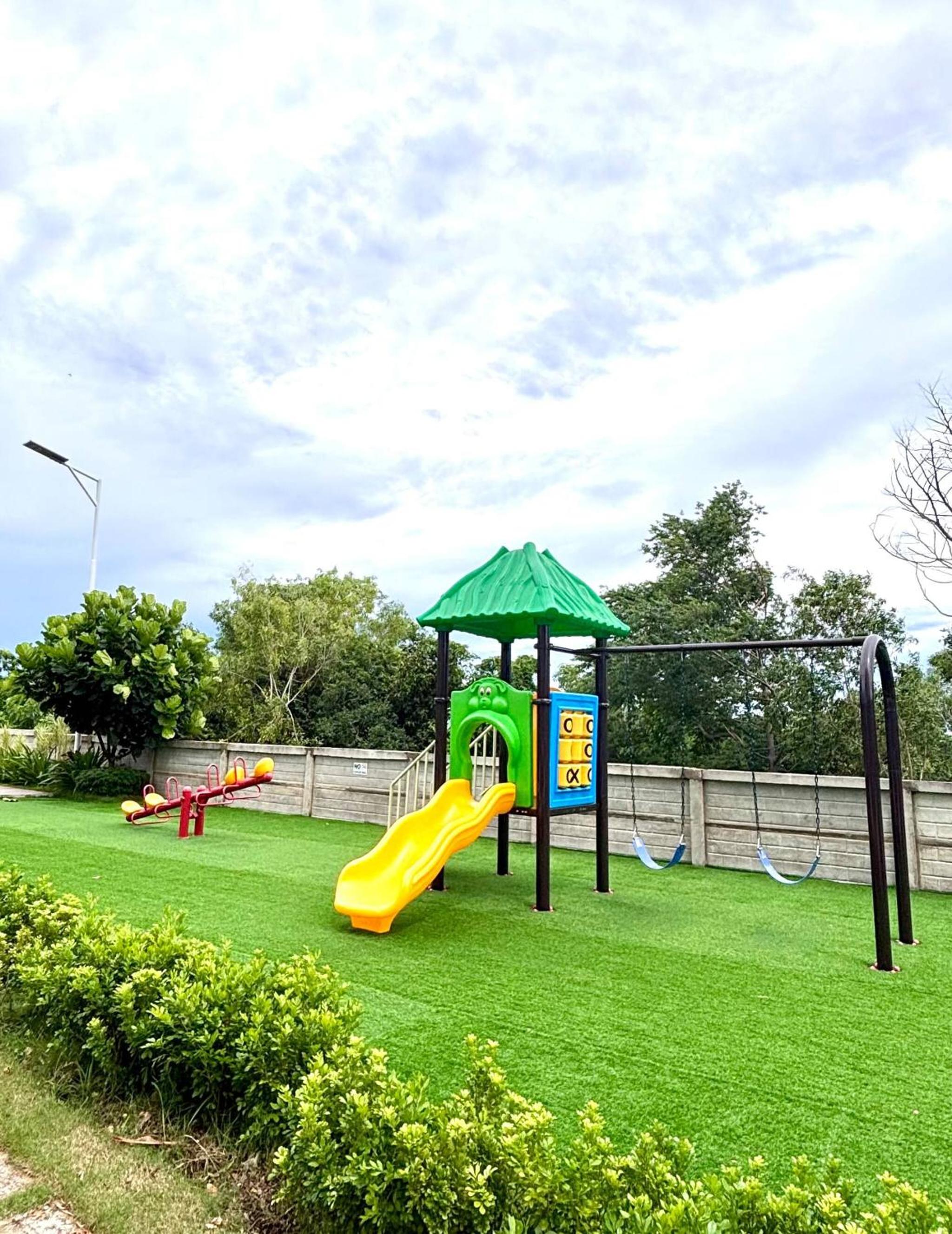 Entire Apartment with pool, gym, and playground near Panglao, Bohol