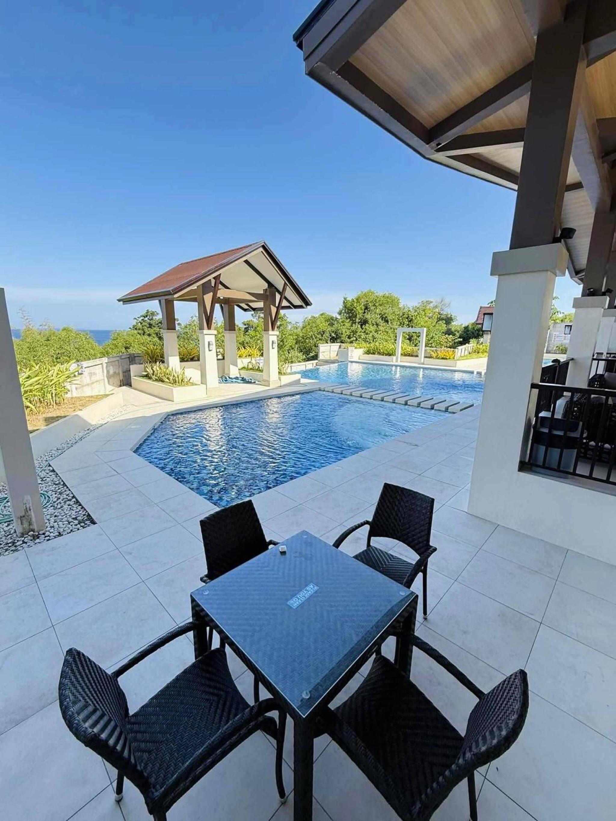 Entire Apartment with pool, gym, and playground near Panglao, Bohol