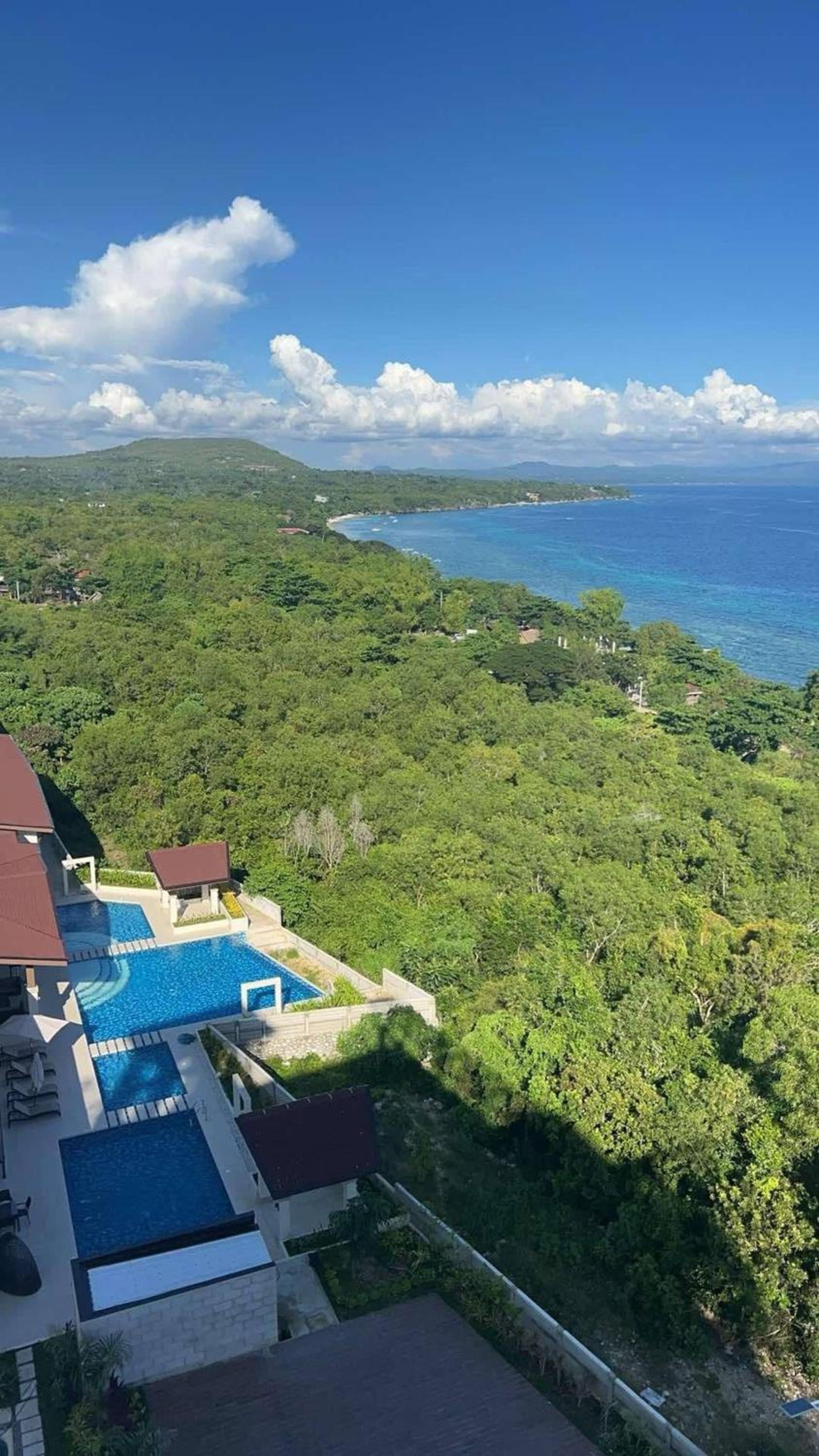 Entire Apartment with pool, gym, and playground near Panglao, Bohol