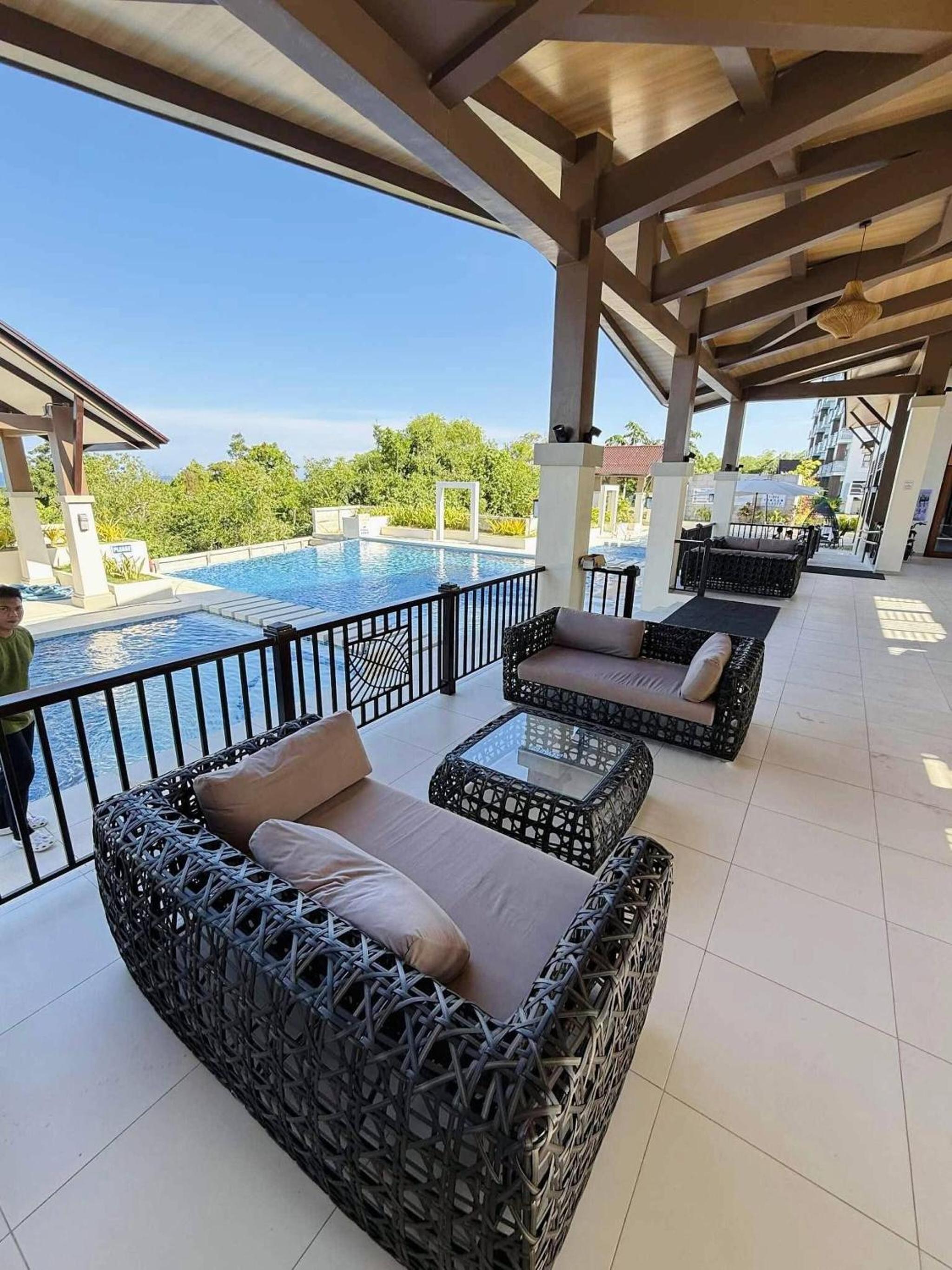 Entire Apartment with pool, gym, and playground near Panglao, Bohol