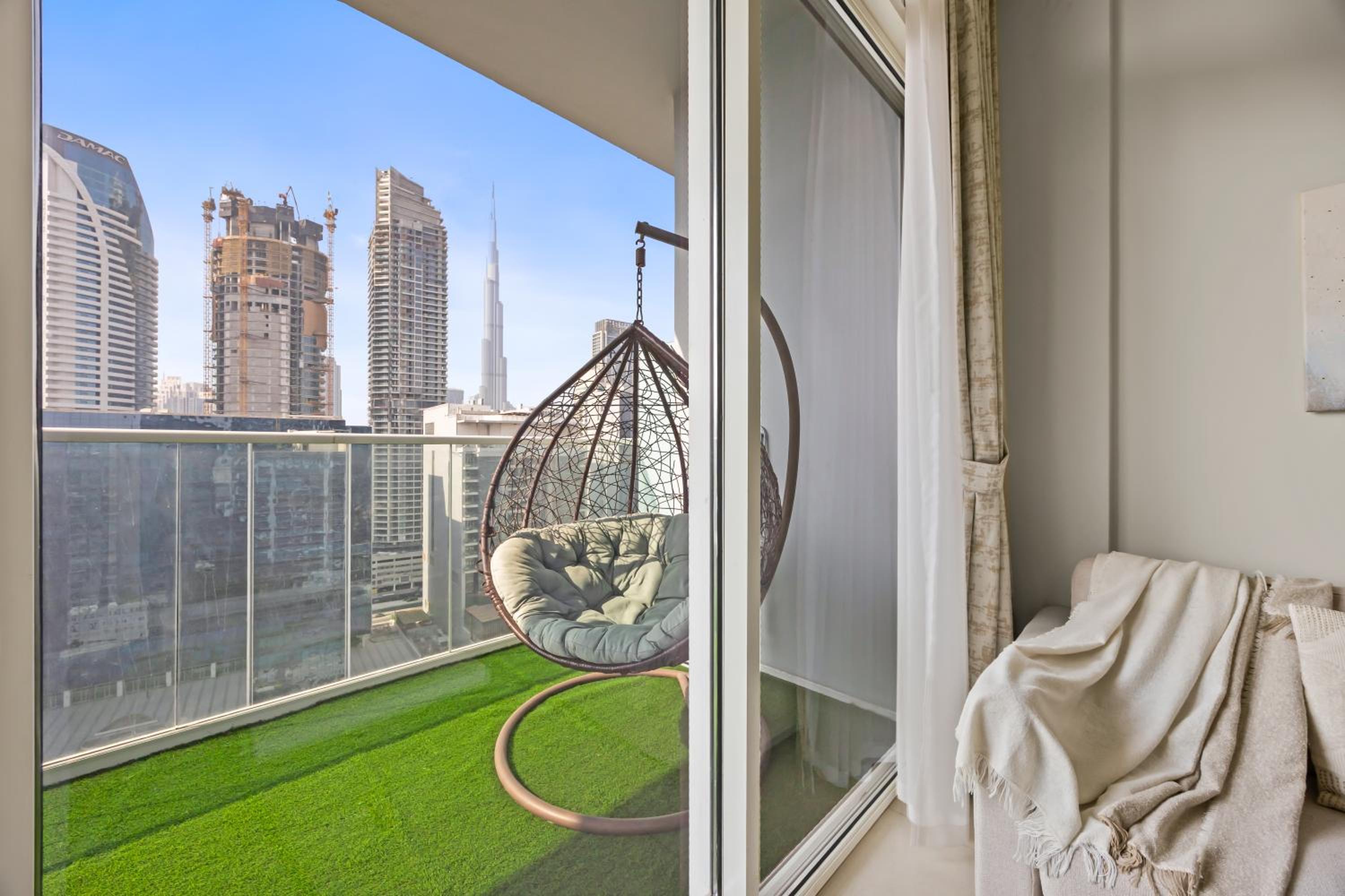 Burj khalifa and Canal views - Luxury Apartments for Rent in Dubai Business Bay
