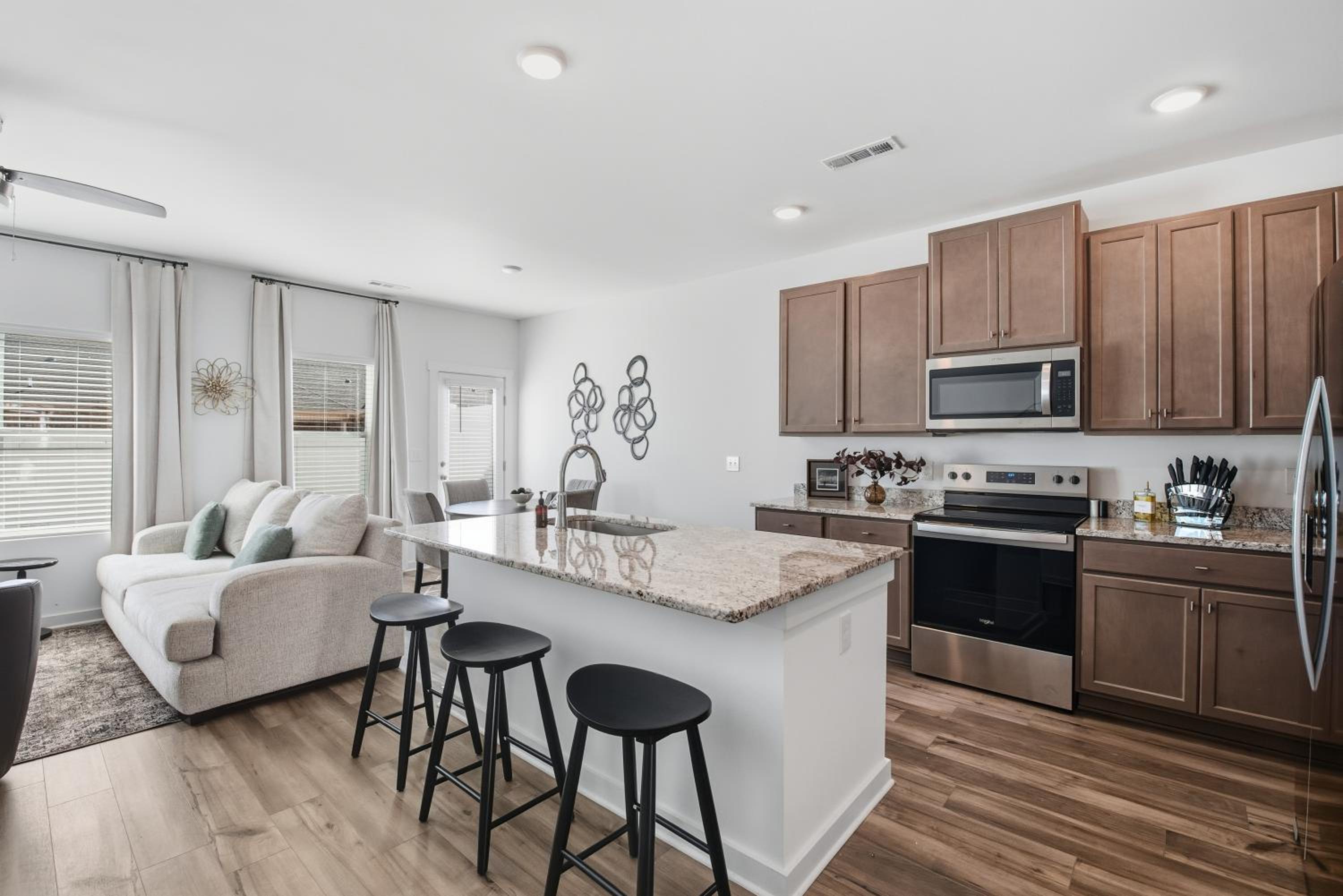 Brand-new Cozy Townhouse - 3BR - 2,5BA - Minutes To Mid City