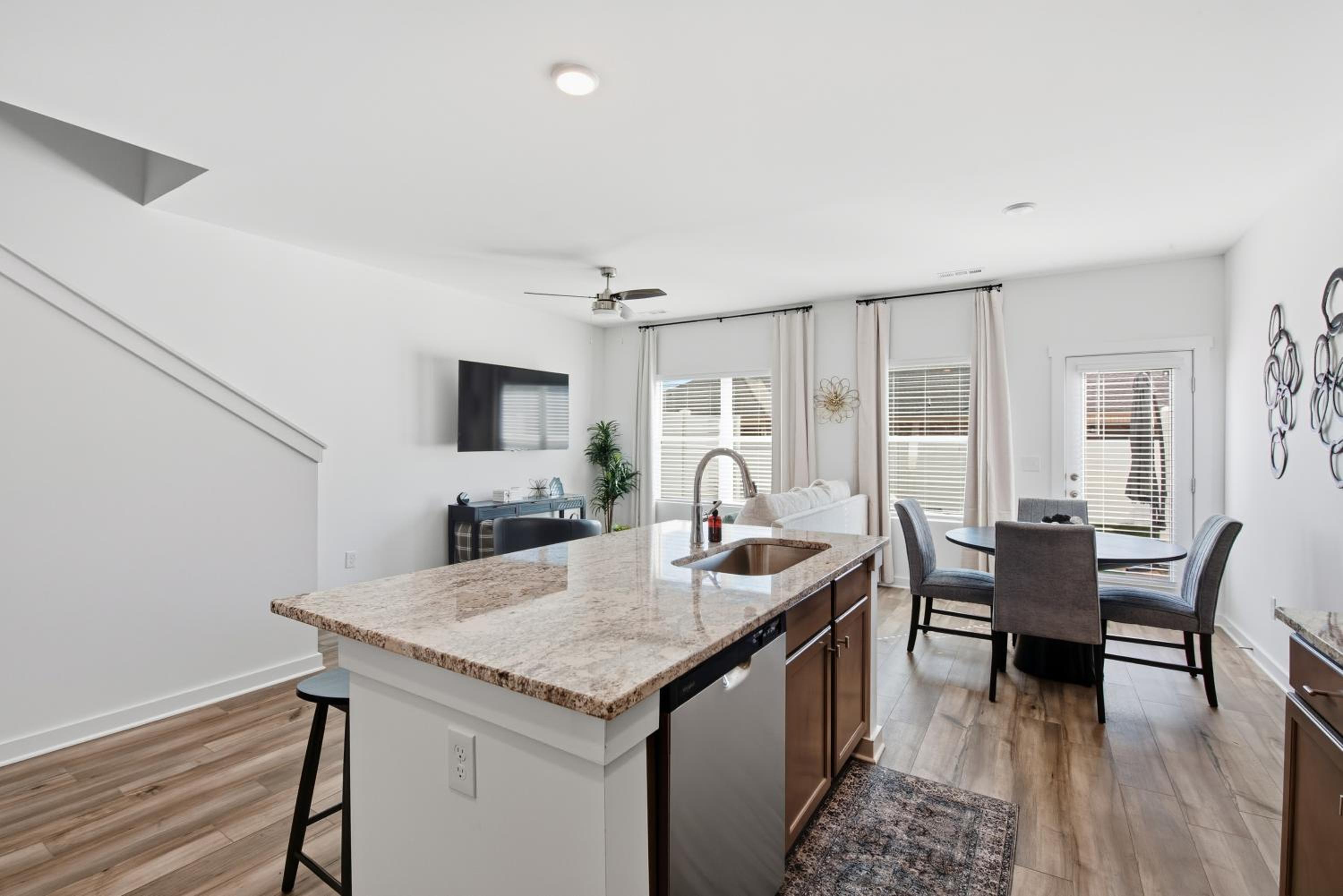 Brand-new Cozy Townhouse - 3BR - 2,5BA - Minutes To Mid City