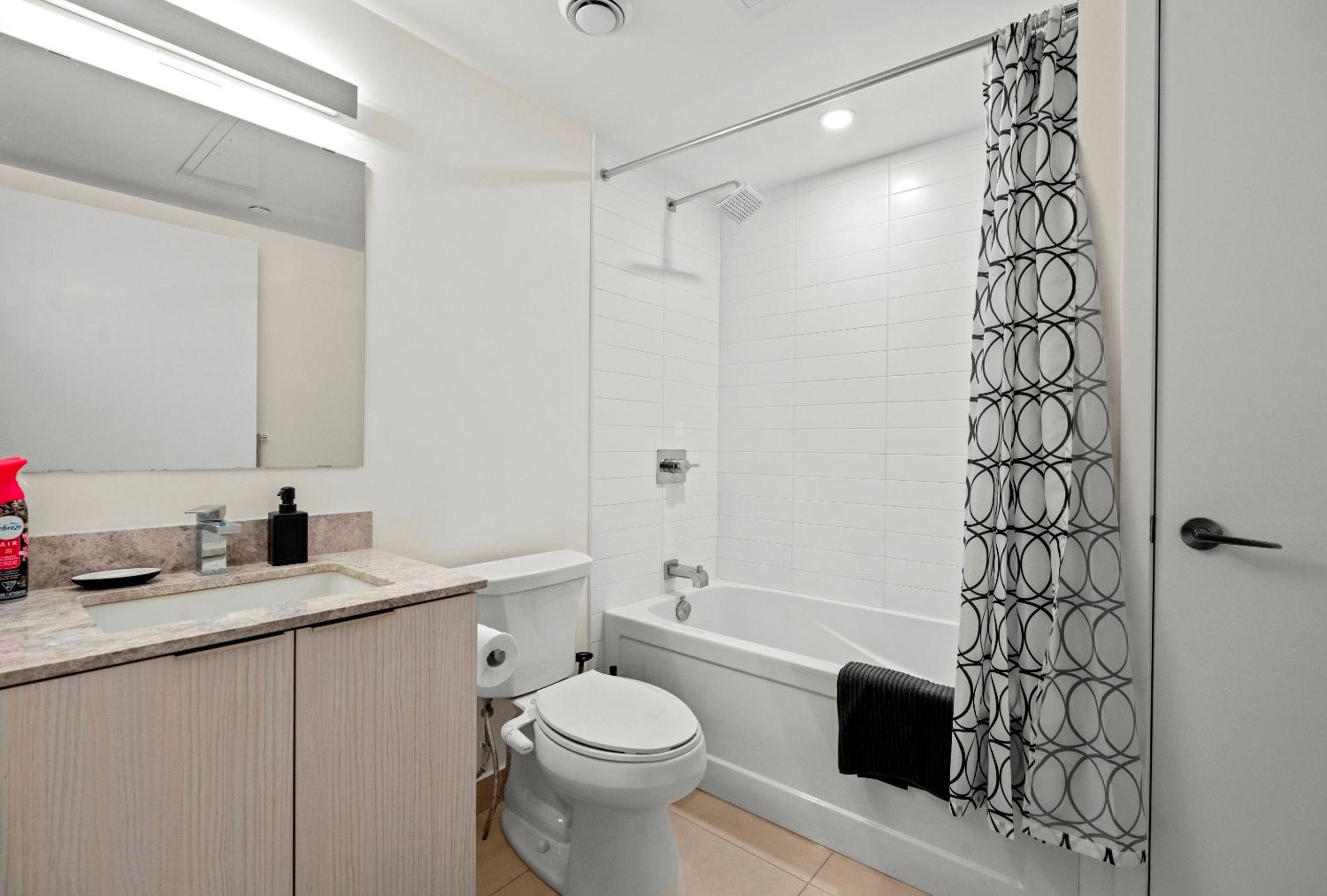 Modern Studio Condo Yonge Street Downtown Toronto