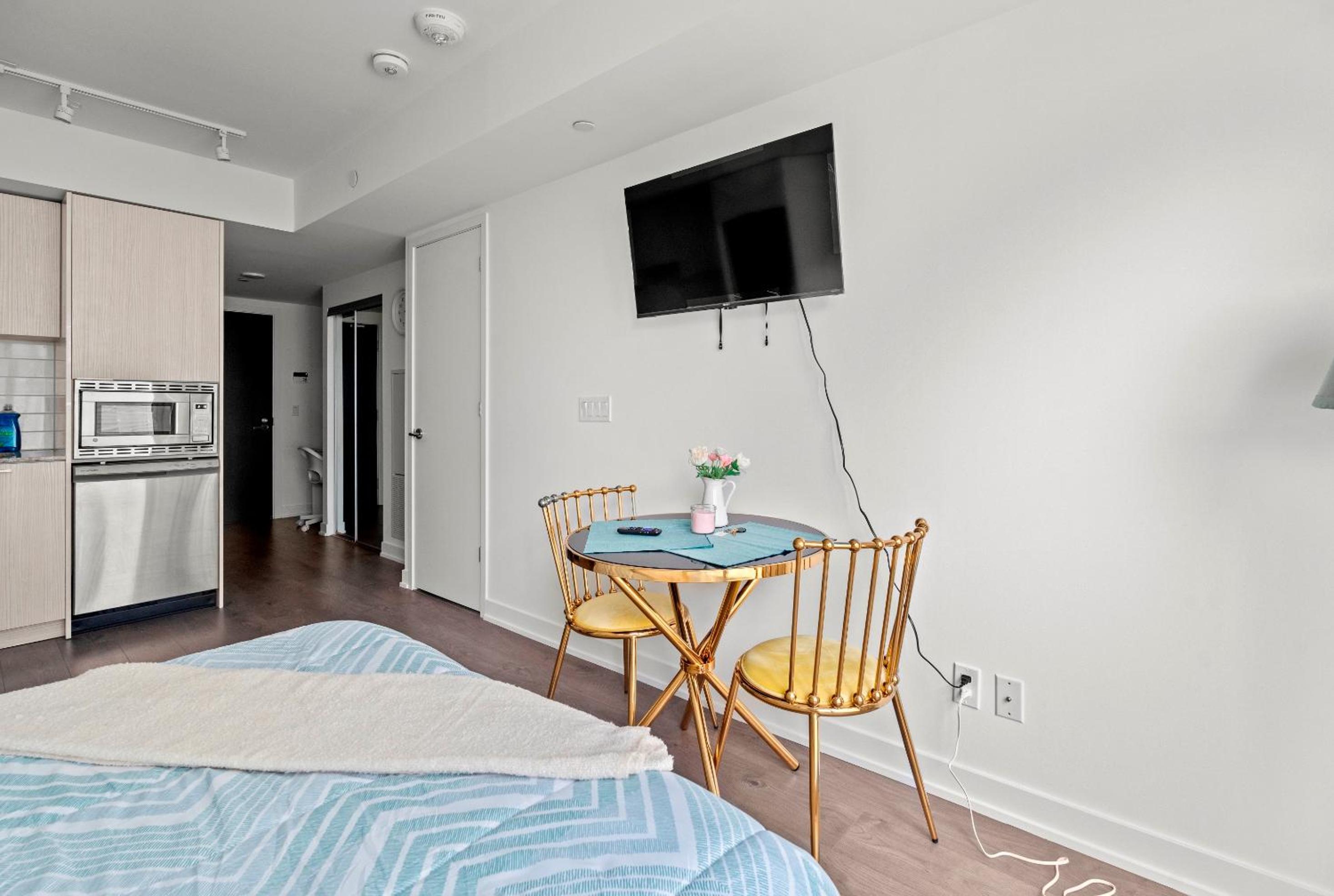 Modern Studio Condo Yonge Street Downtown Toronto