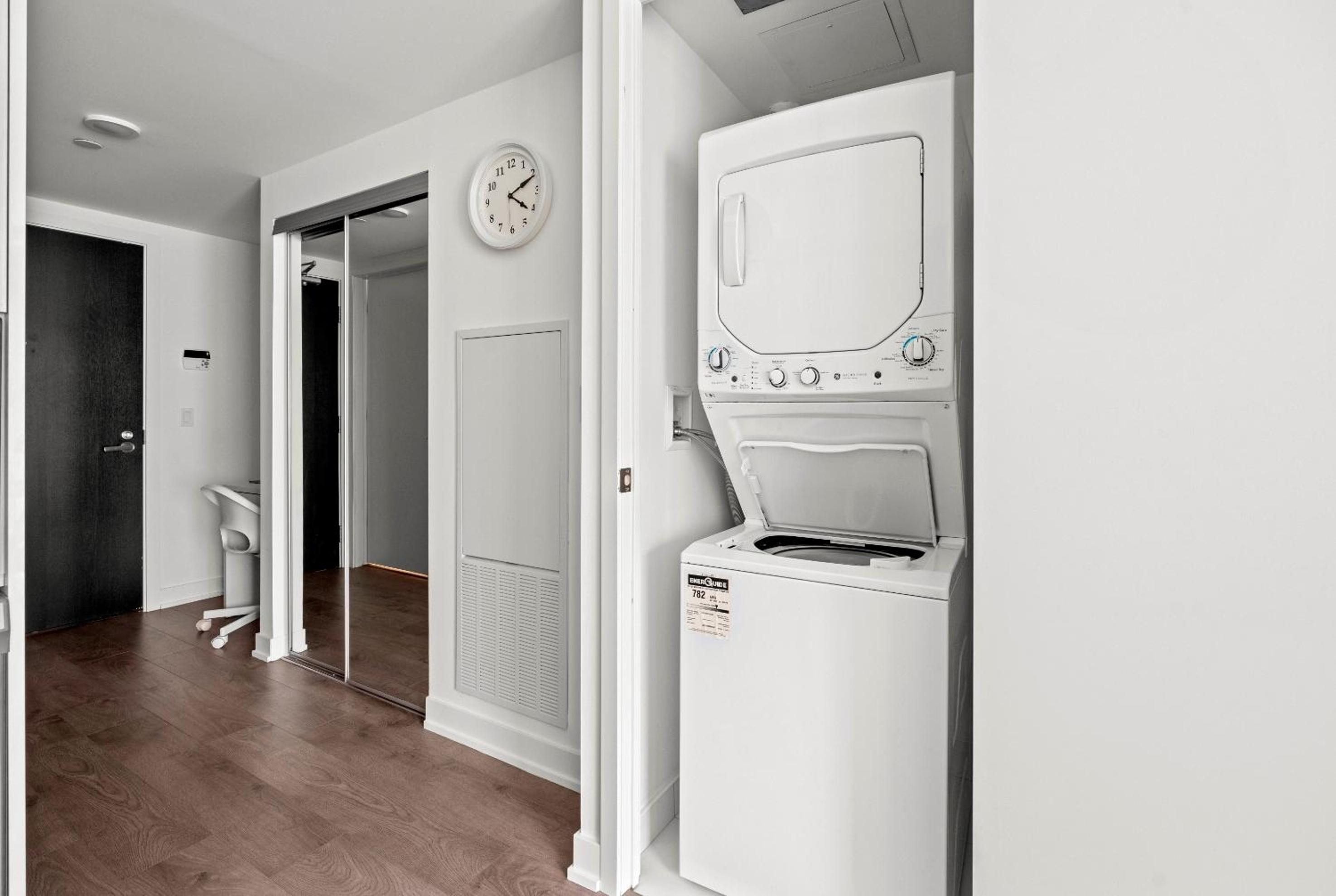 Modern Studio Condo Yonge Street Downtown Toronto