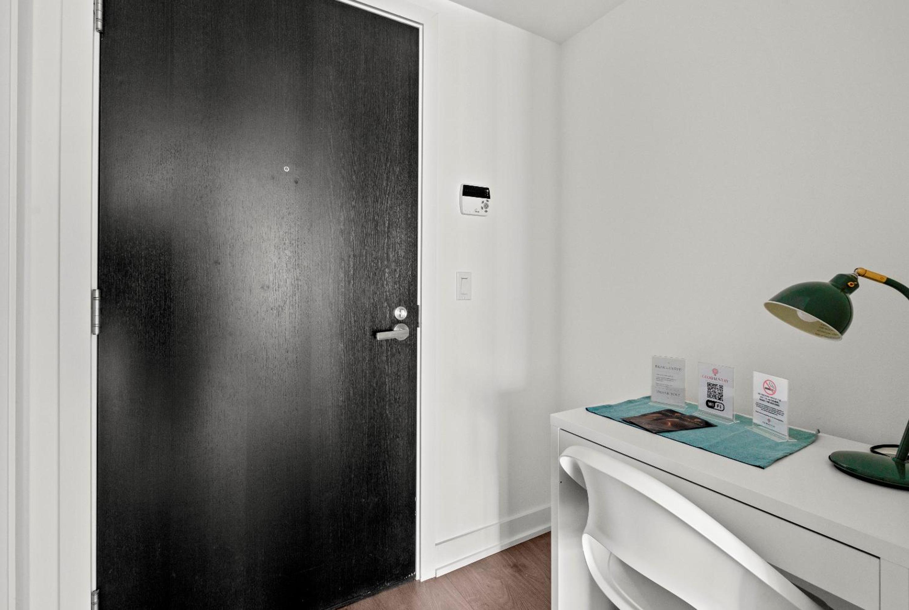 Modern Studio Condo Yonge Street Downtown Toronto