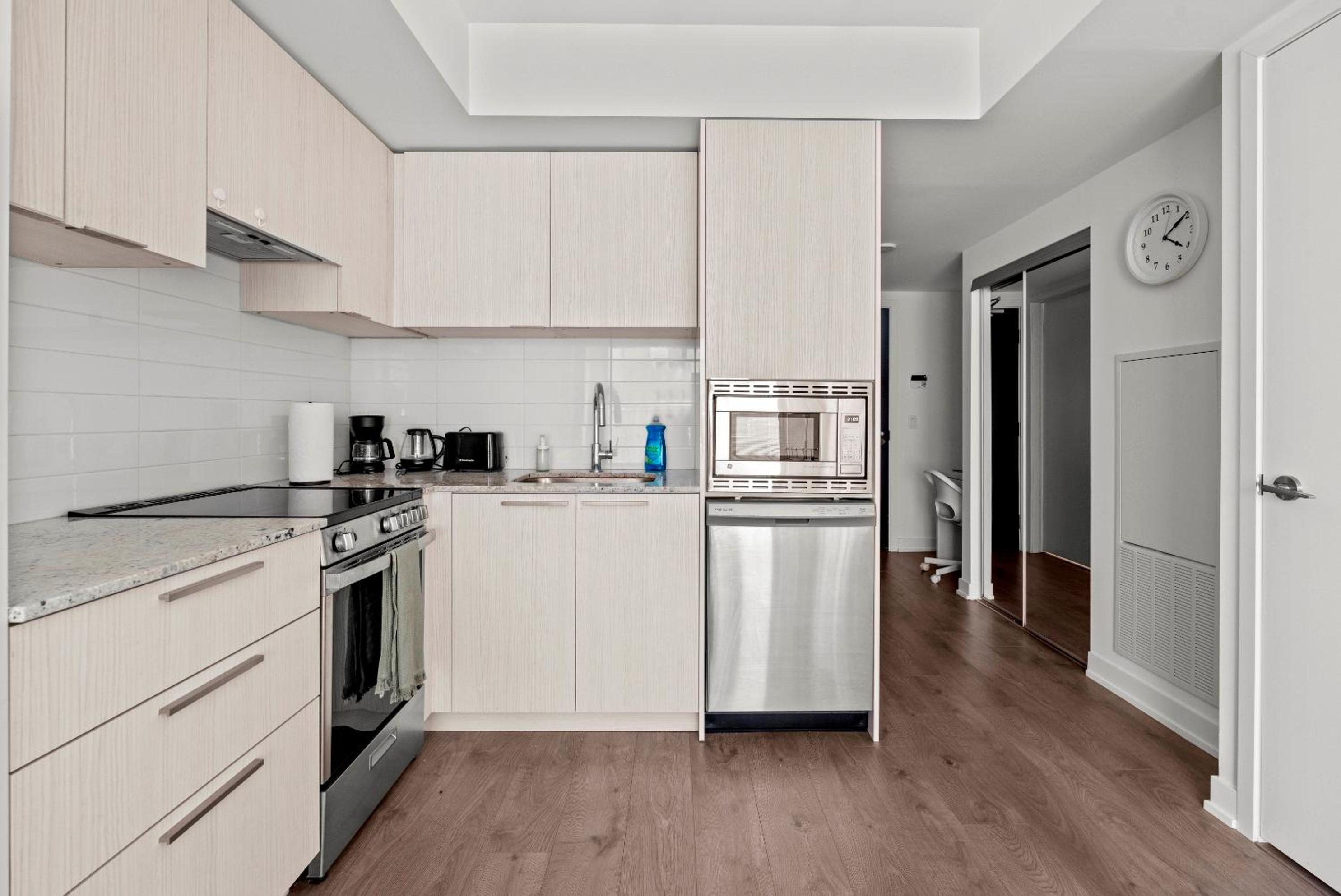 Modern Studio Condo Yonge Street Downtown Toronto