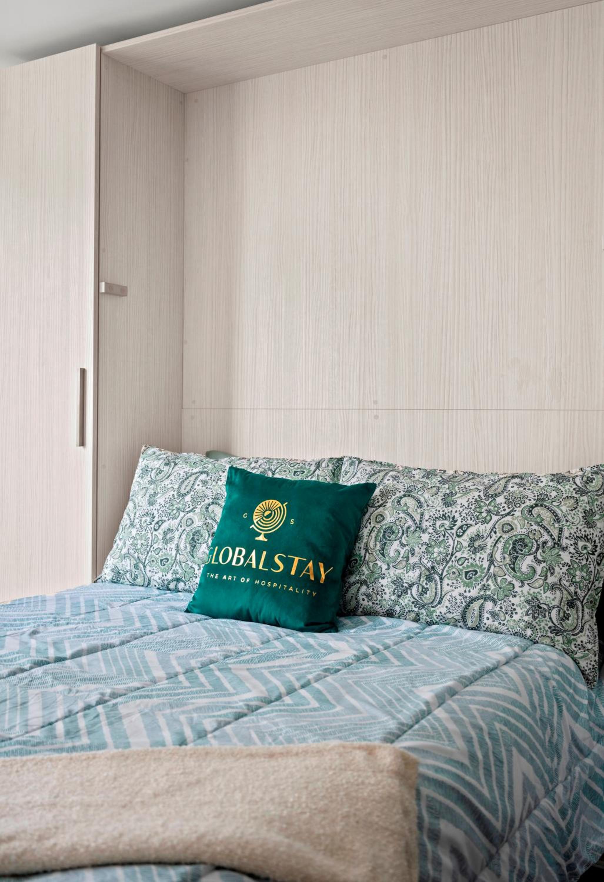 Modern Studio Condo Yonge Street Downtown Toronto