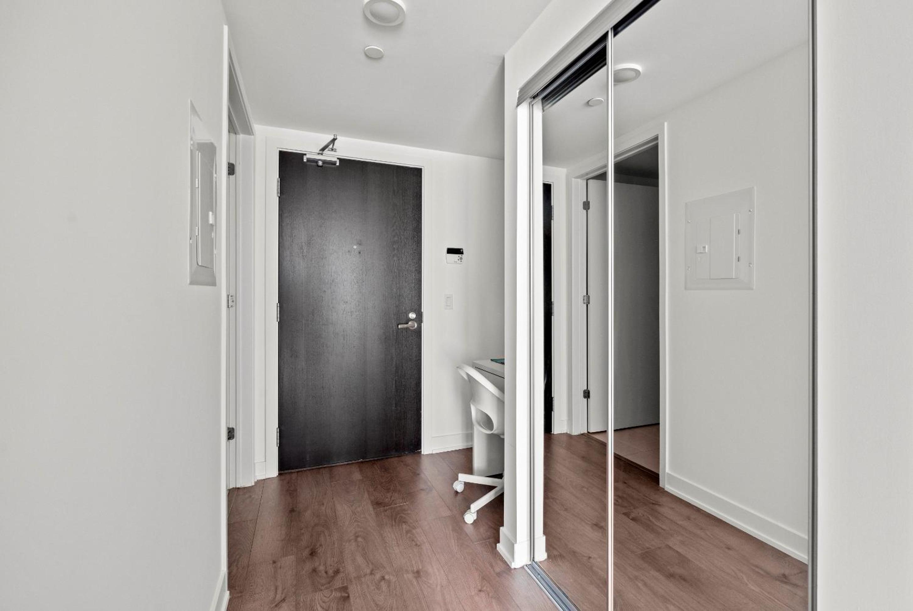 Modern Studio Condo Yonge Street Downtown Toronto