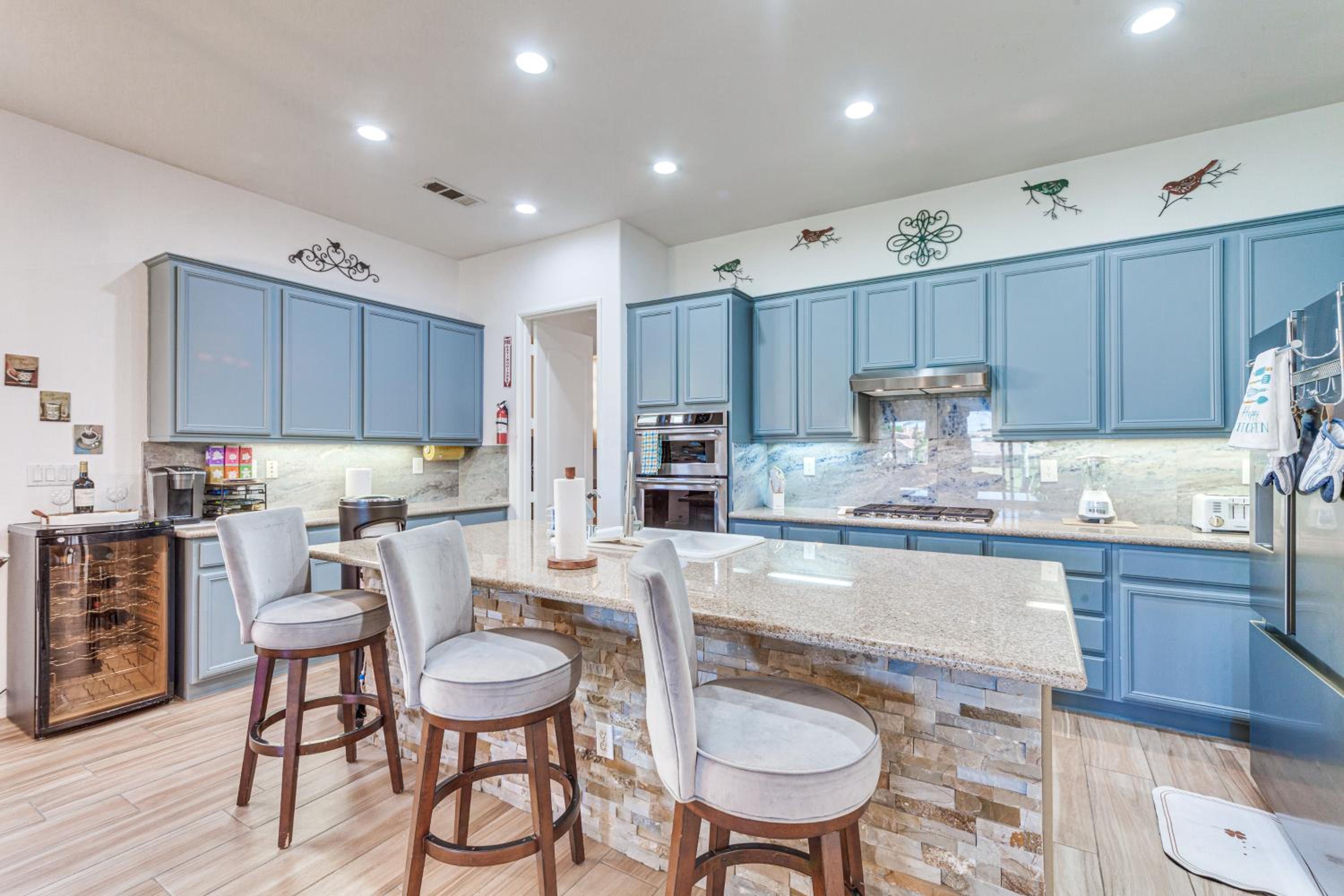 On Golf Course Quiet Indio Home with Pool Access!