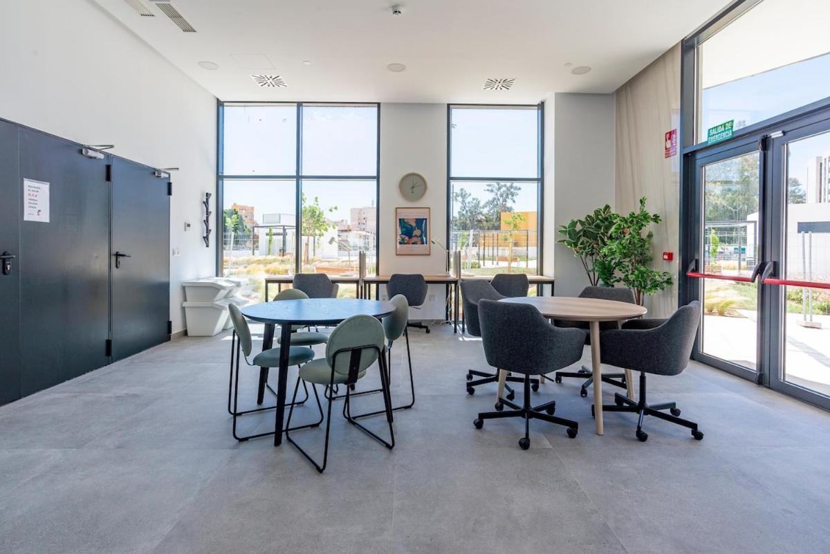 Skyline VIII Pool & Coworking by ELE Apartments