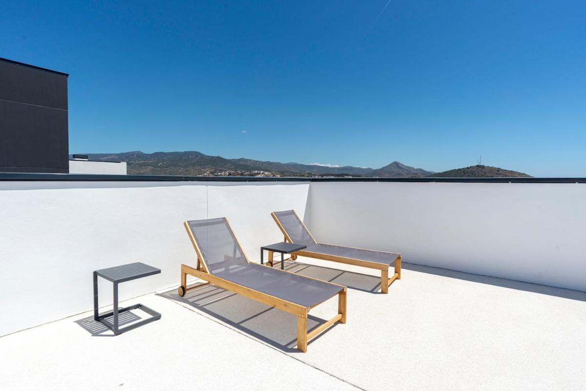 Skyline VIII Pool & Coworking by ELE Apartments