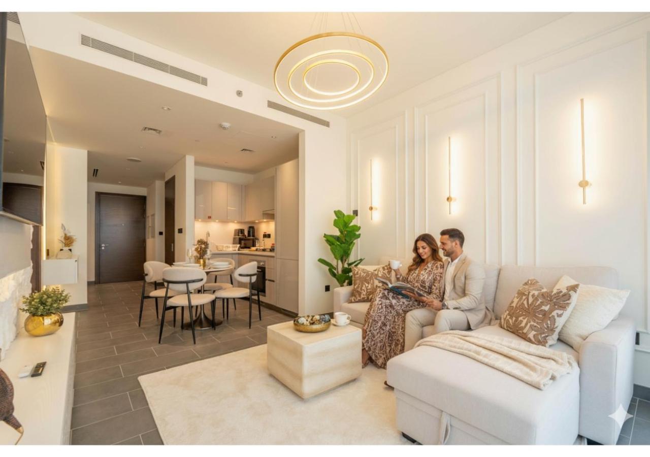 Premium 1BR Stay with Balcony & City View, Nad Al Sheba