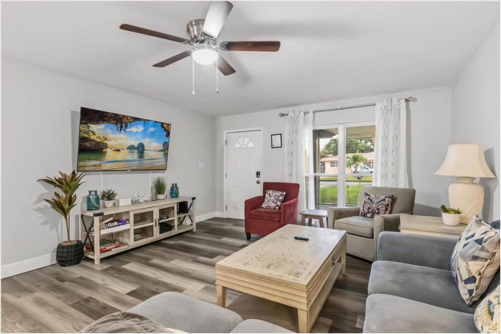 Sunny Spacious 4BR Comfort Pool