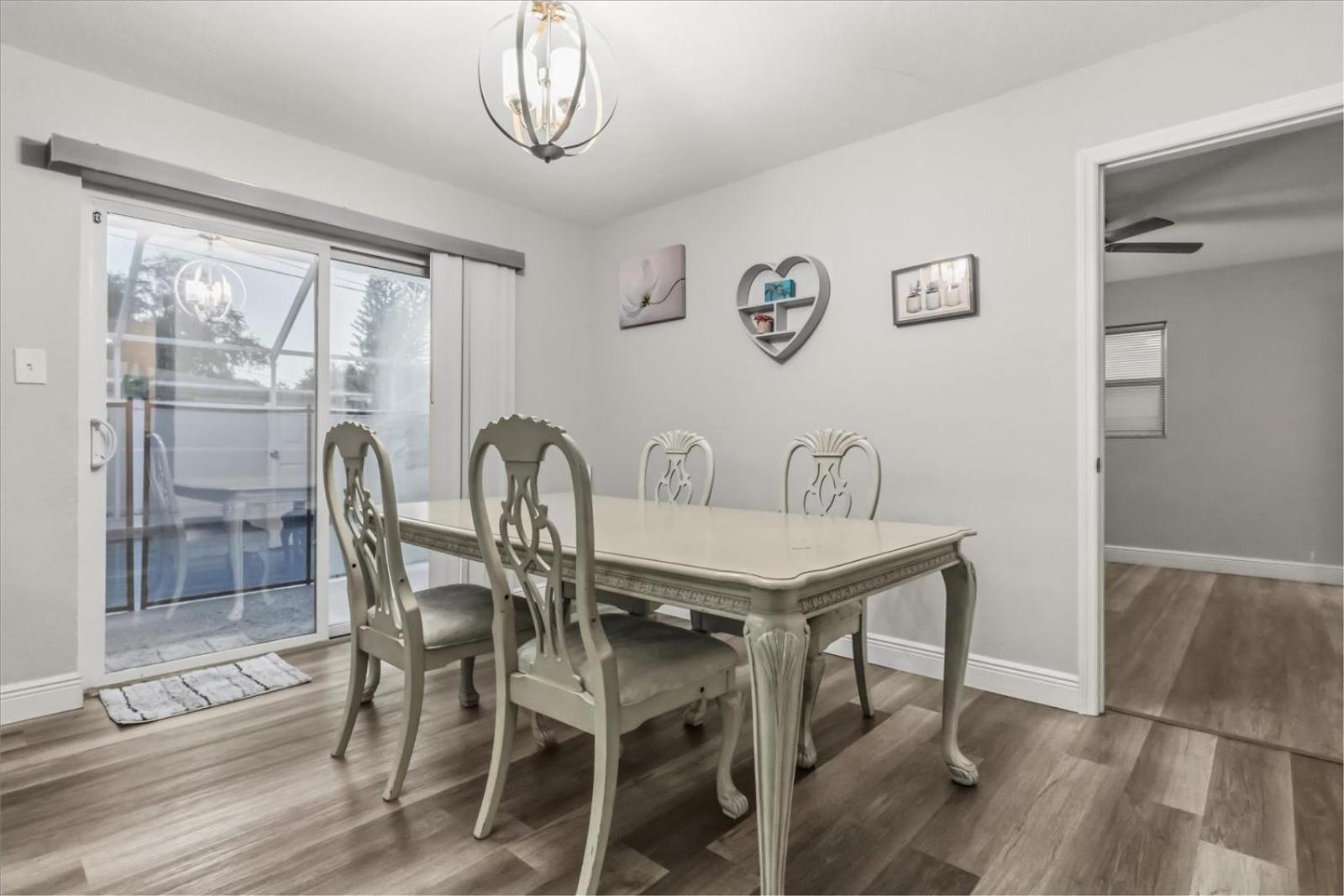 Sunny Spacious 4BR Comfort Pool