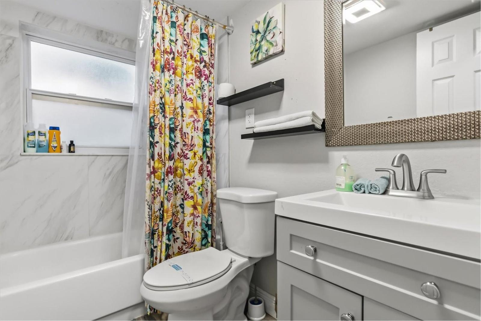 Sunny Spacious 4BR Comfort Pool