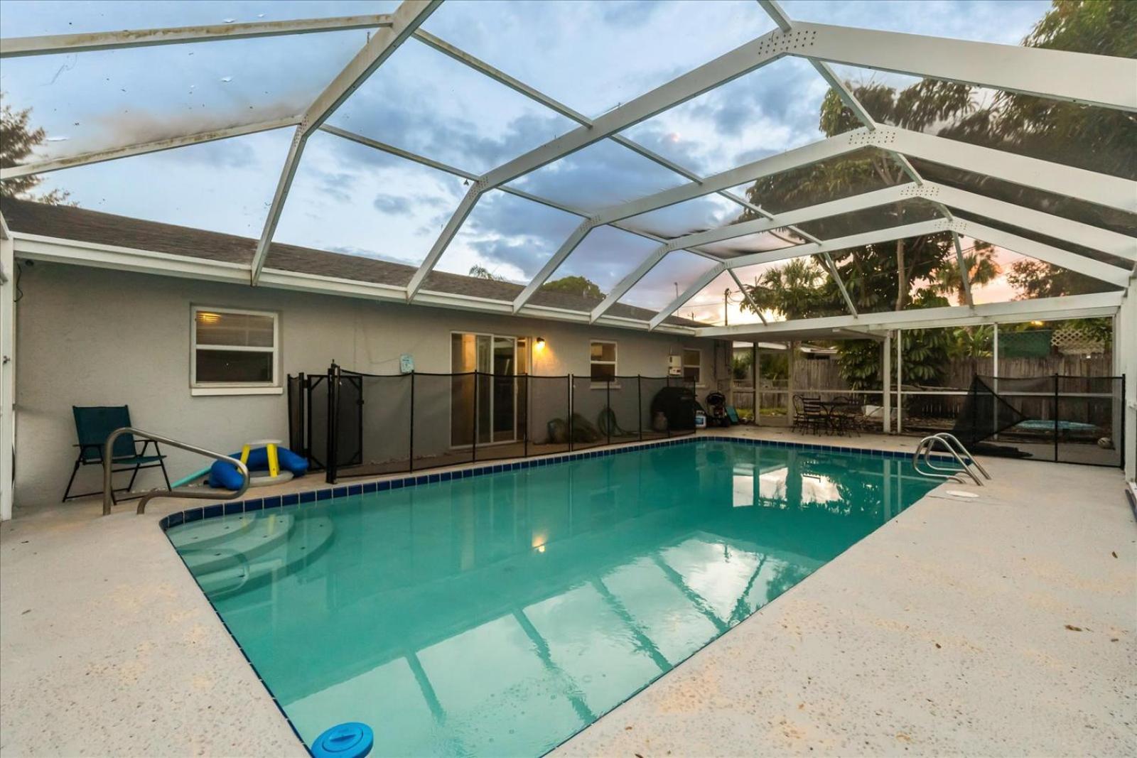 Sunny Spacious 4BR Comfort Pool