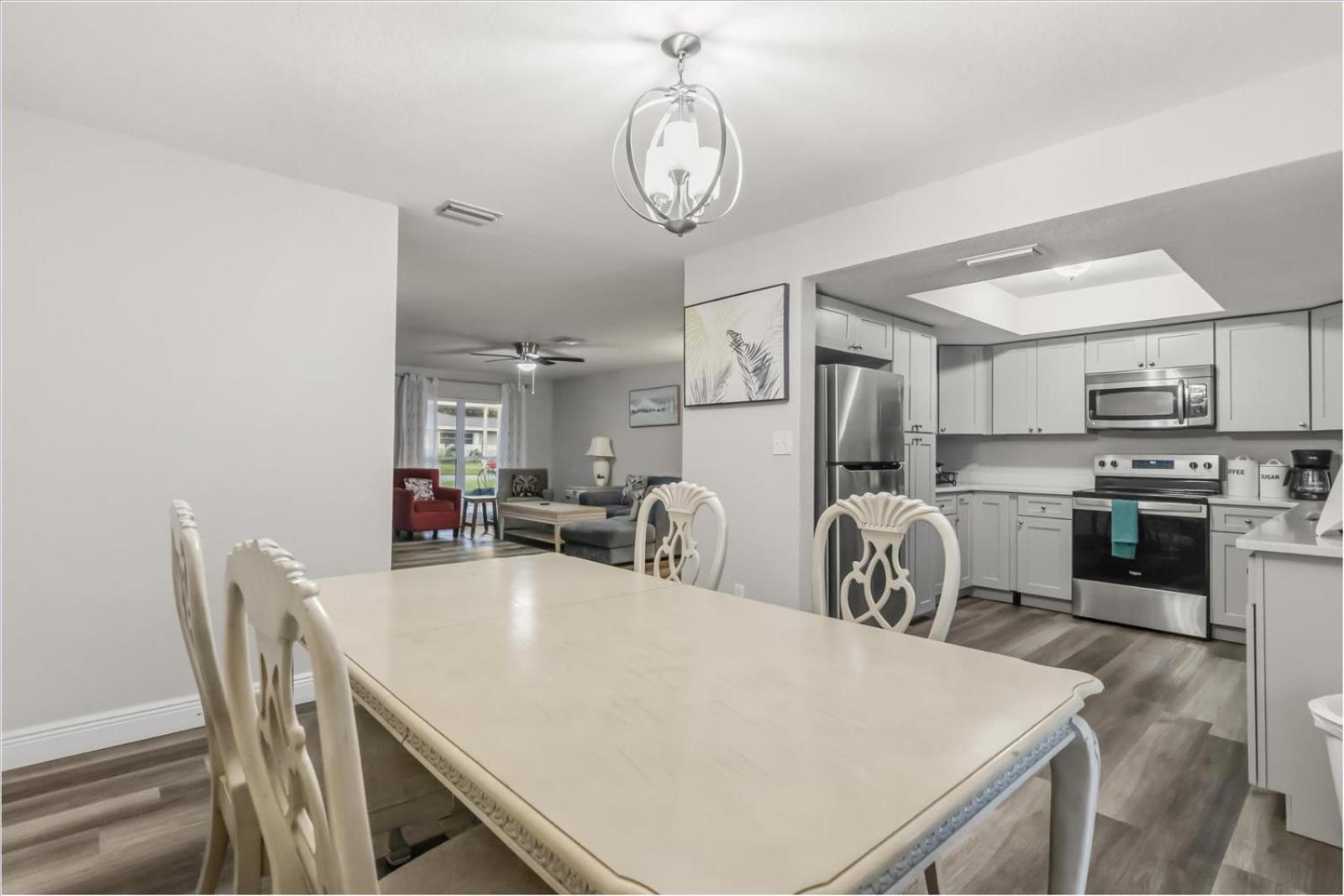 Sunny Spacious 4BR Comfort Pool