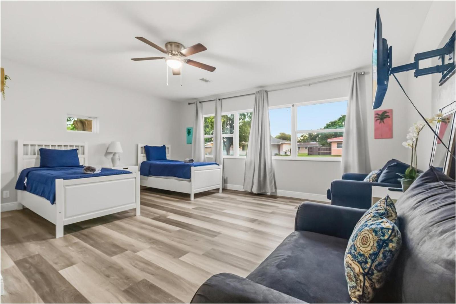 Sunny Spacious 4BR Comfort Pool