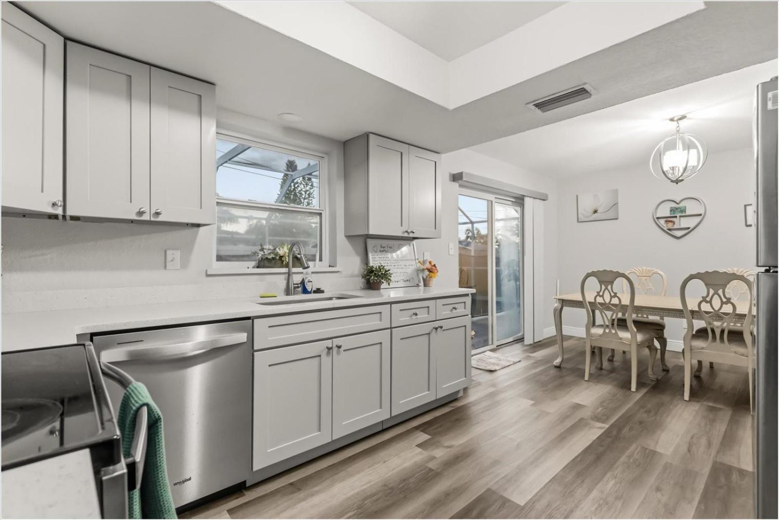 Sunny Spacious 4BR Comfort Pool