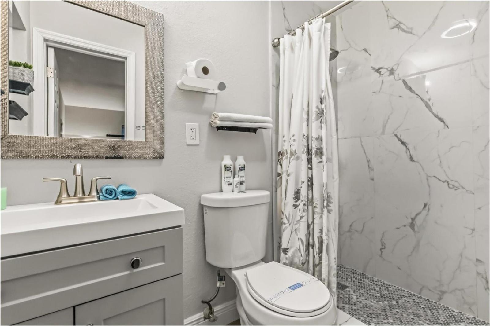 Sunny Spacious 4BR Comfort Pool