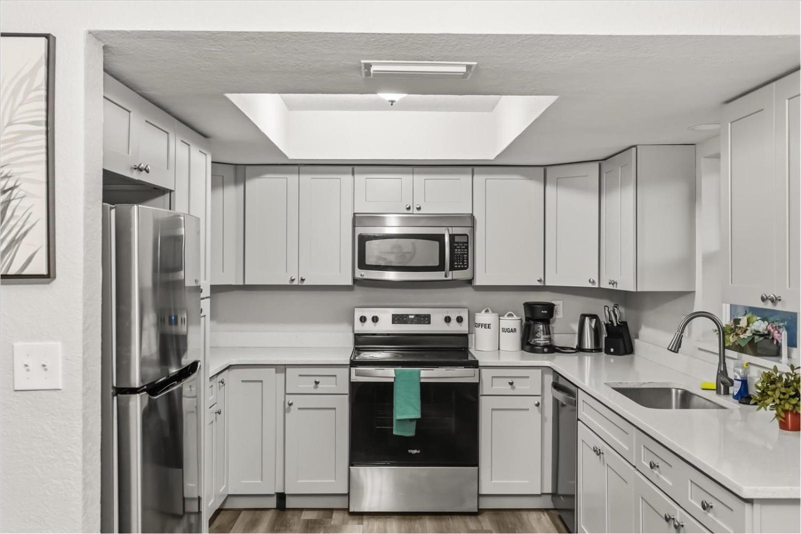 Sunny Spacious 4BR Comfort Pool