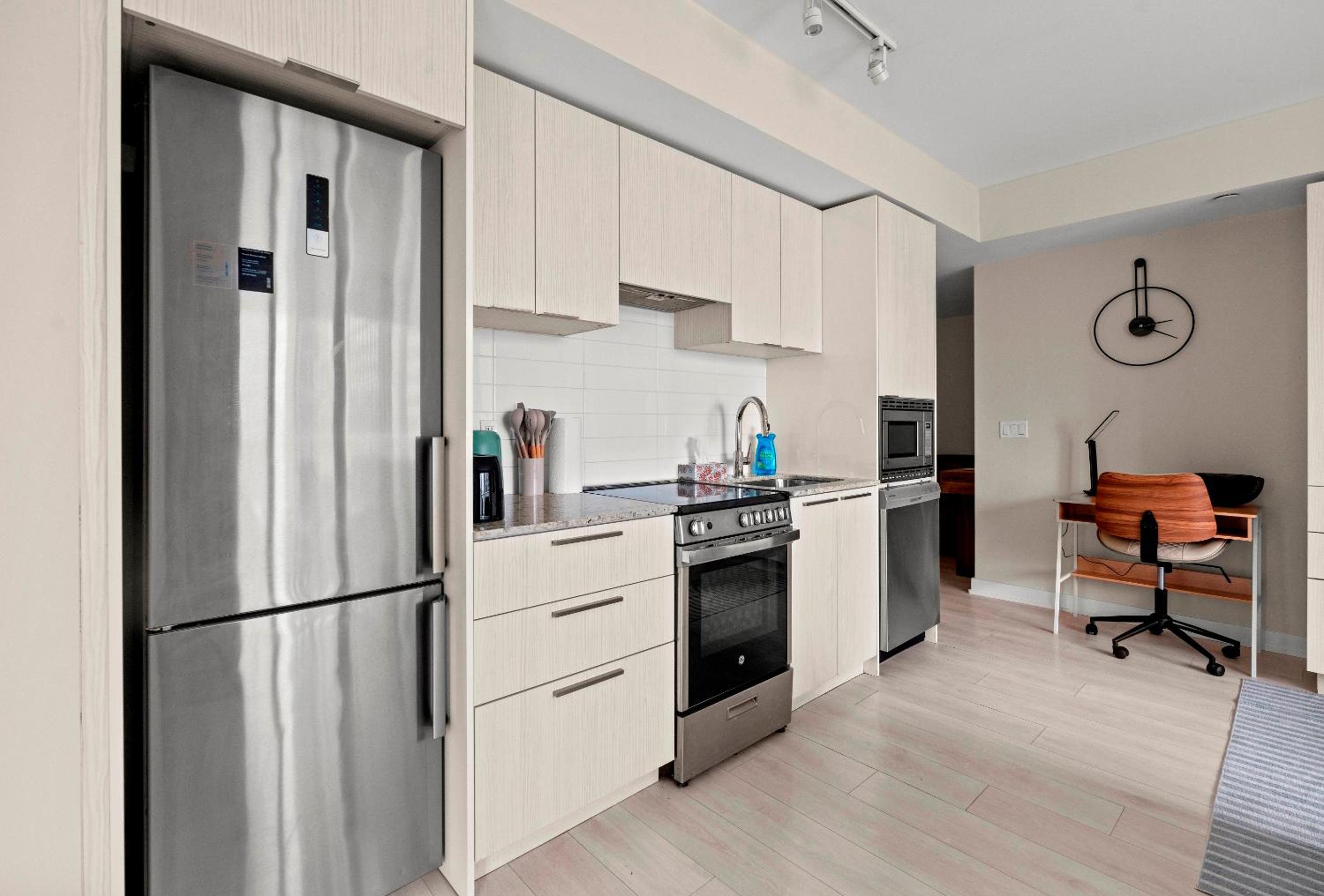 Panoramic 2 Bedroom plus Den Condo Yonge Street Downtown Toronto