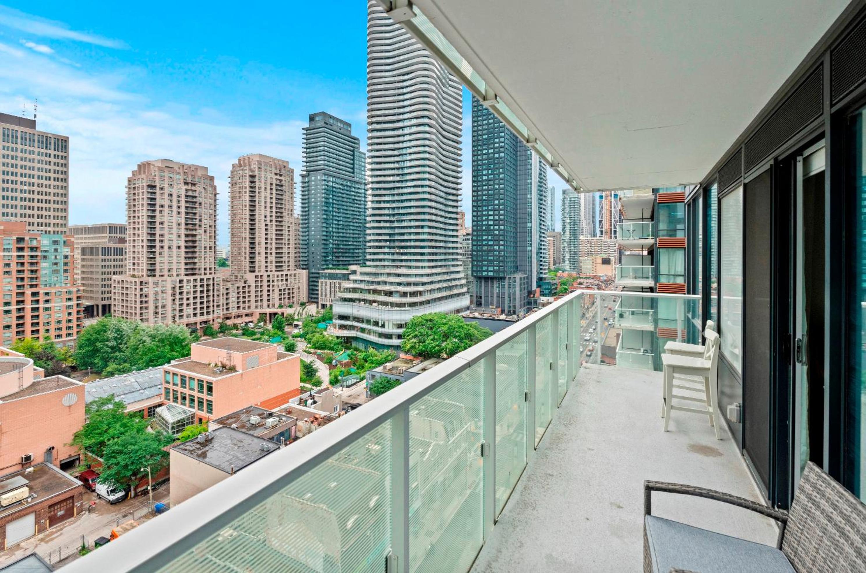 Panoramic 2 Bedroom plus Den Condo Yonge Street Downtown Toronto