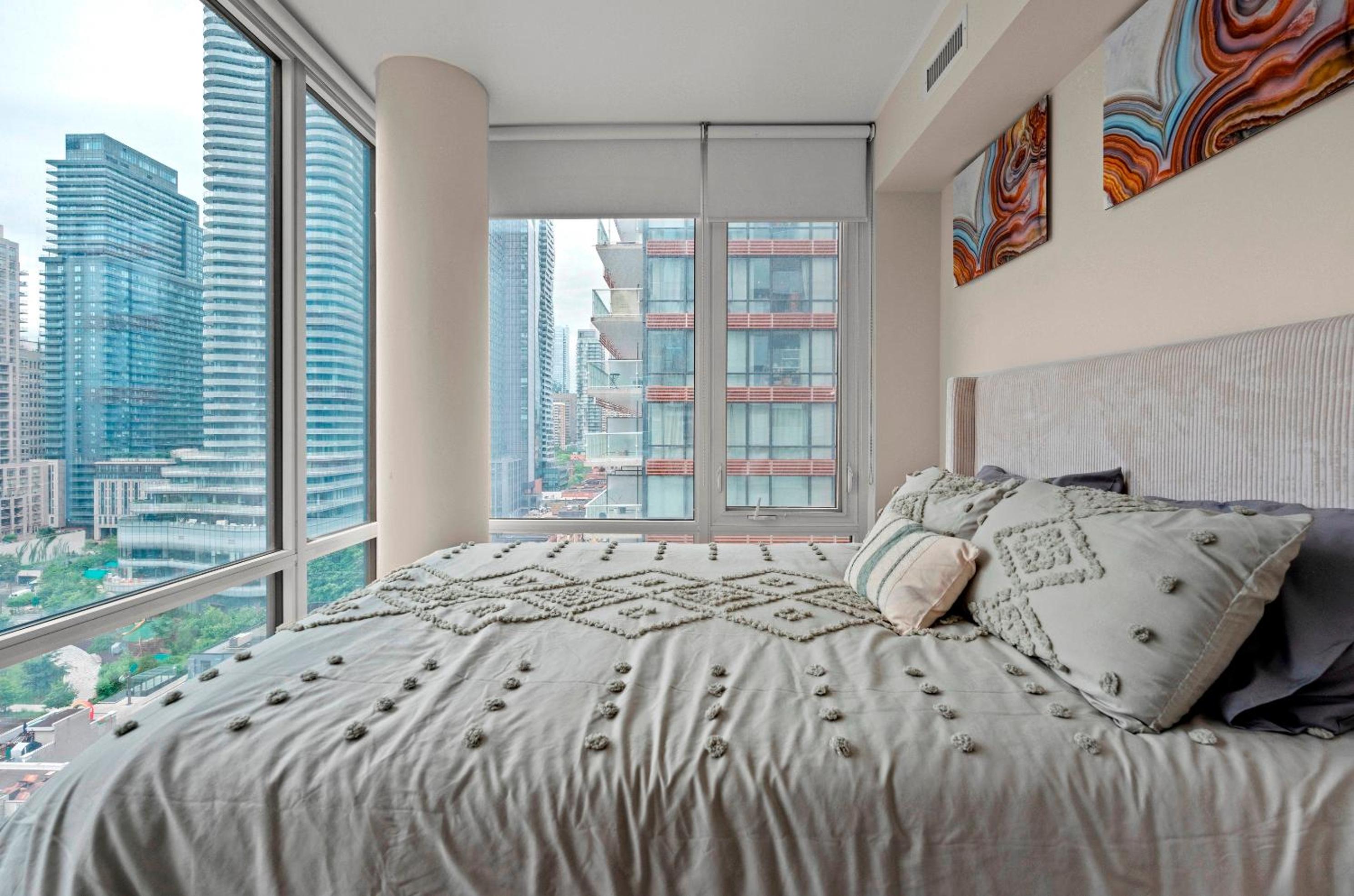 Panoramic 2 Bedroom plus Den Condo Yonge Street Downtown Toronto