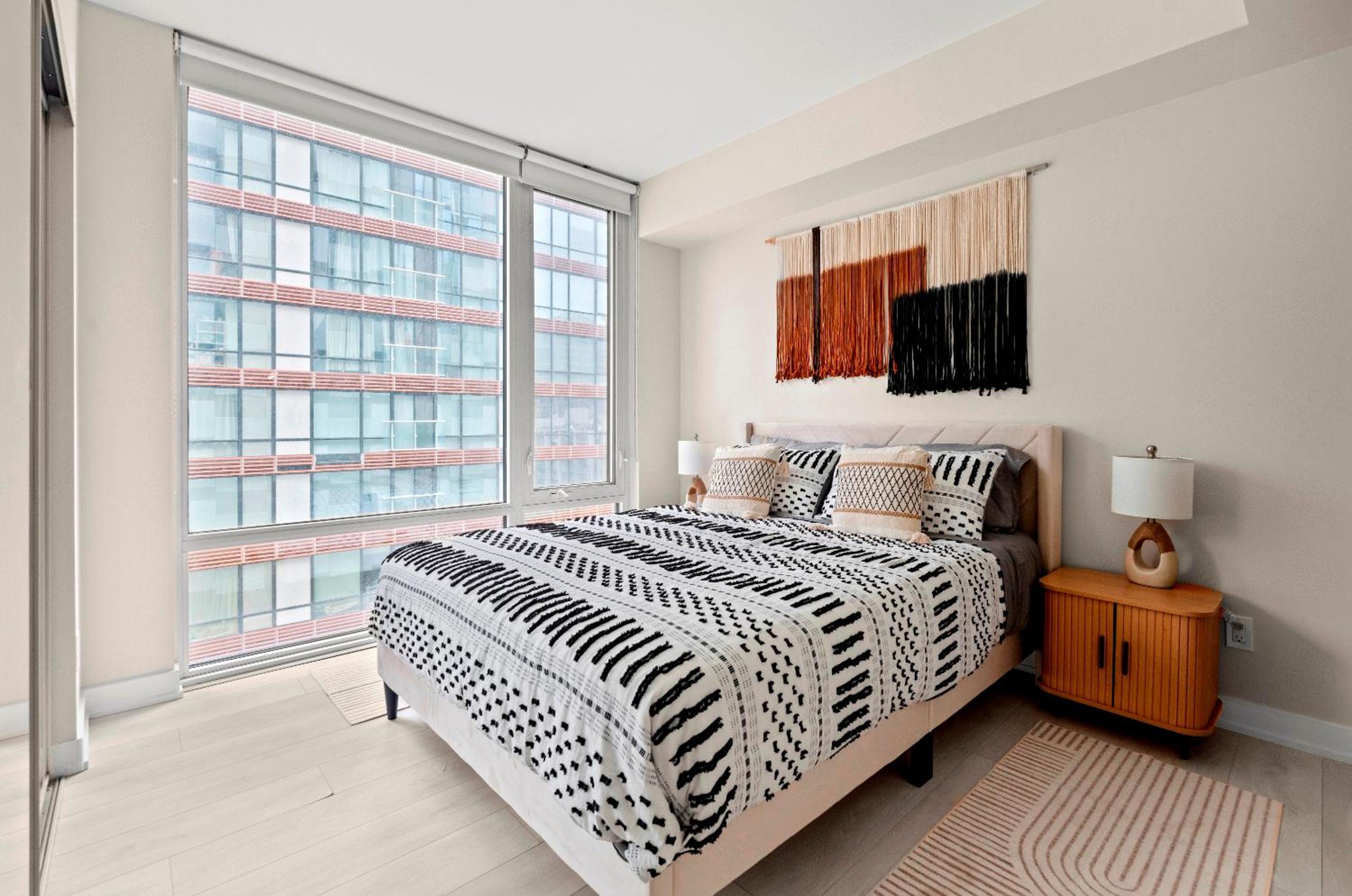 Panoramic 2 Bedroom plus Den Condo Yonge Street Downtown Toronto