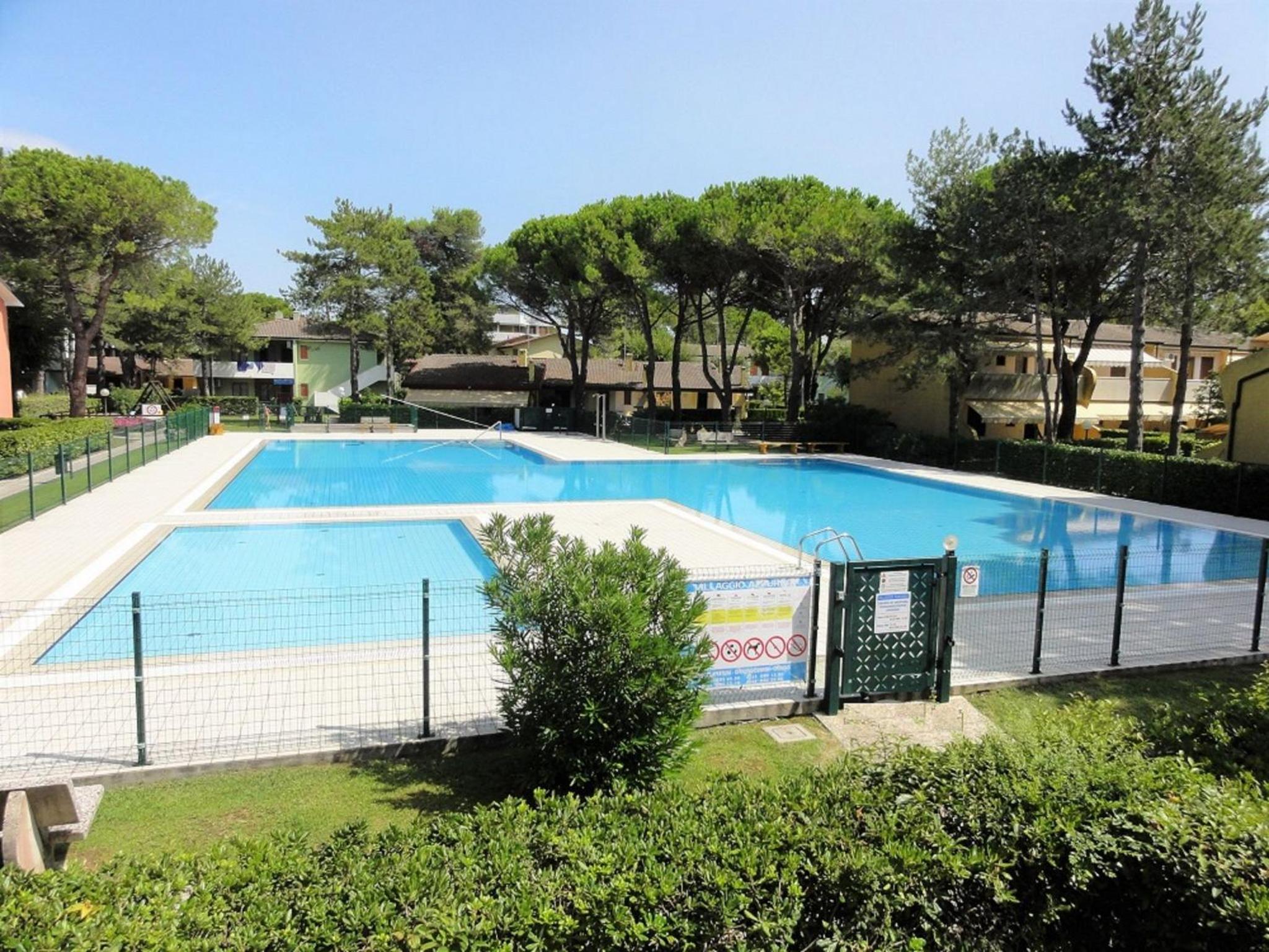 Bright flat with garden and pool