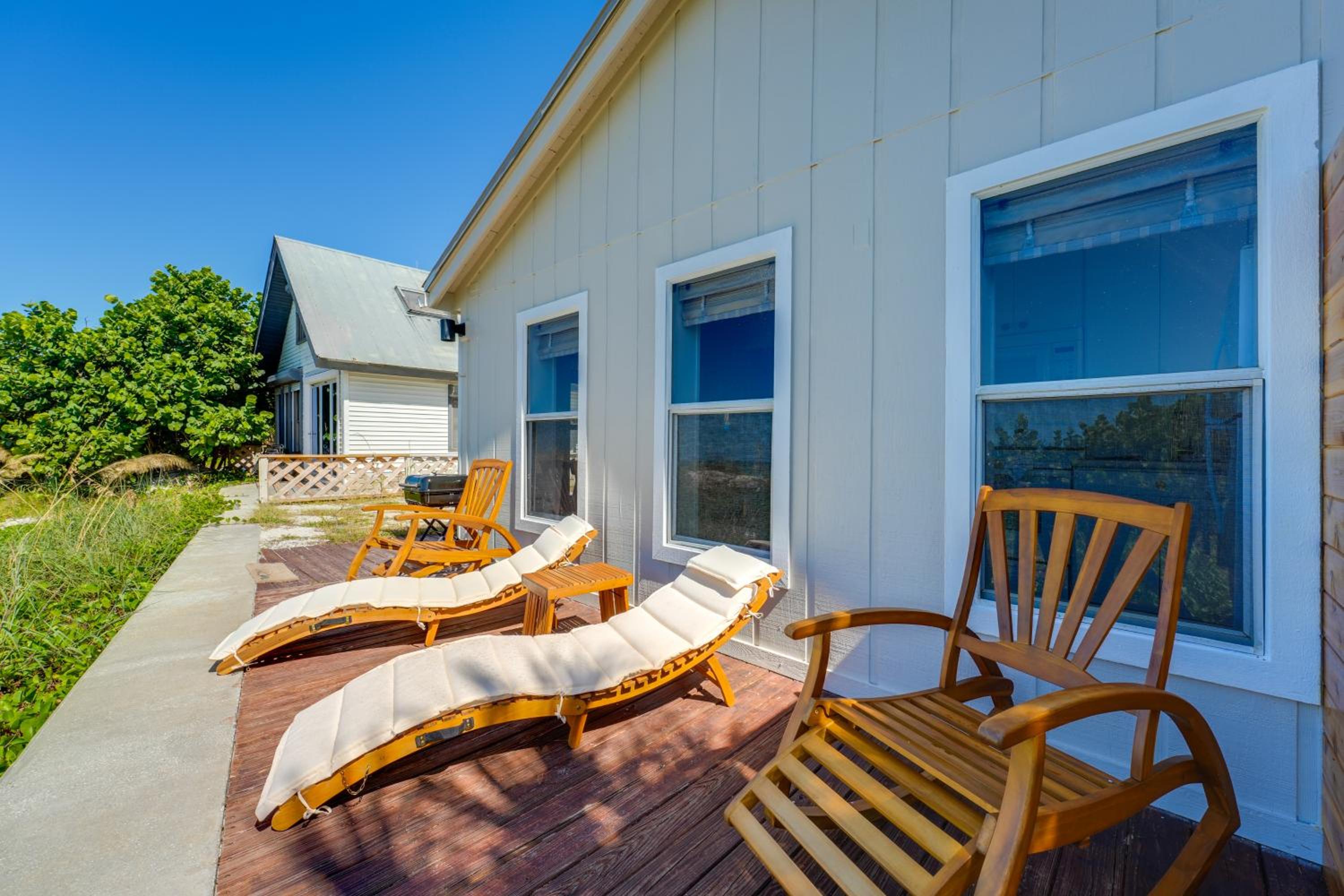 Beachfront Bliss and BBQs! Indian Rocks Beach Escape