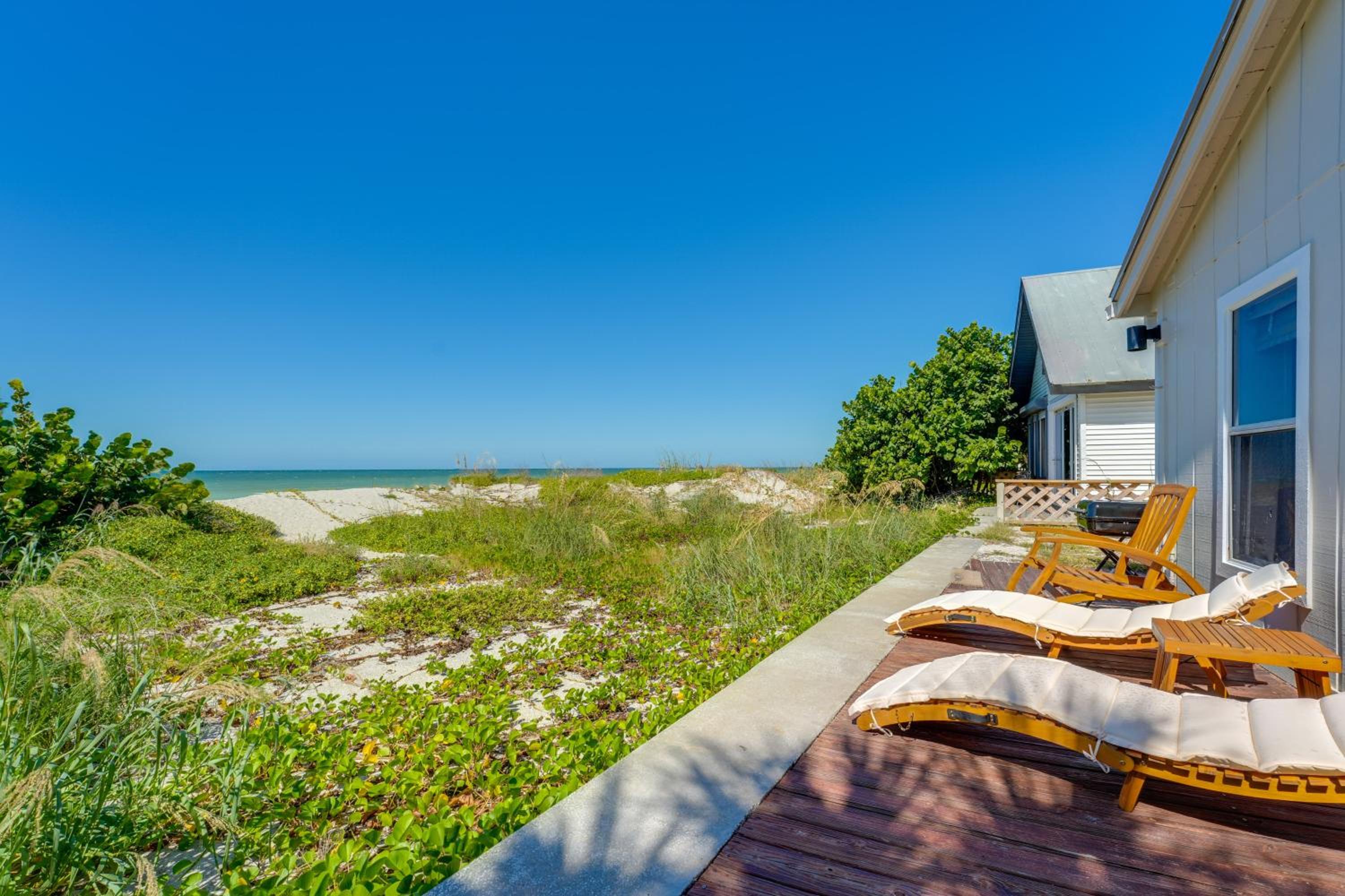 Beachfront Bliss and BBQs! Indian Rocks Beach Escape