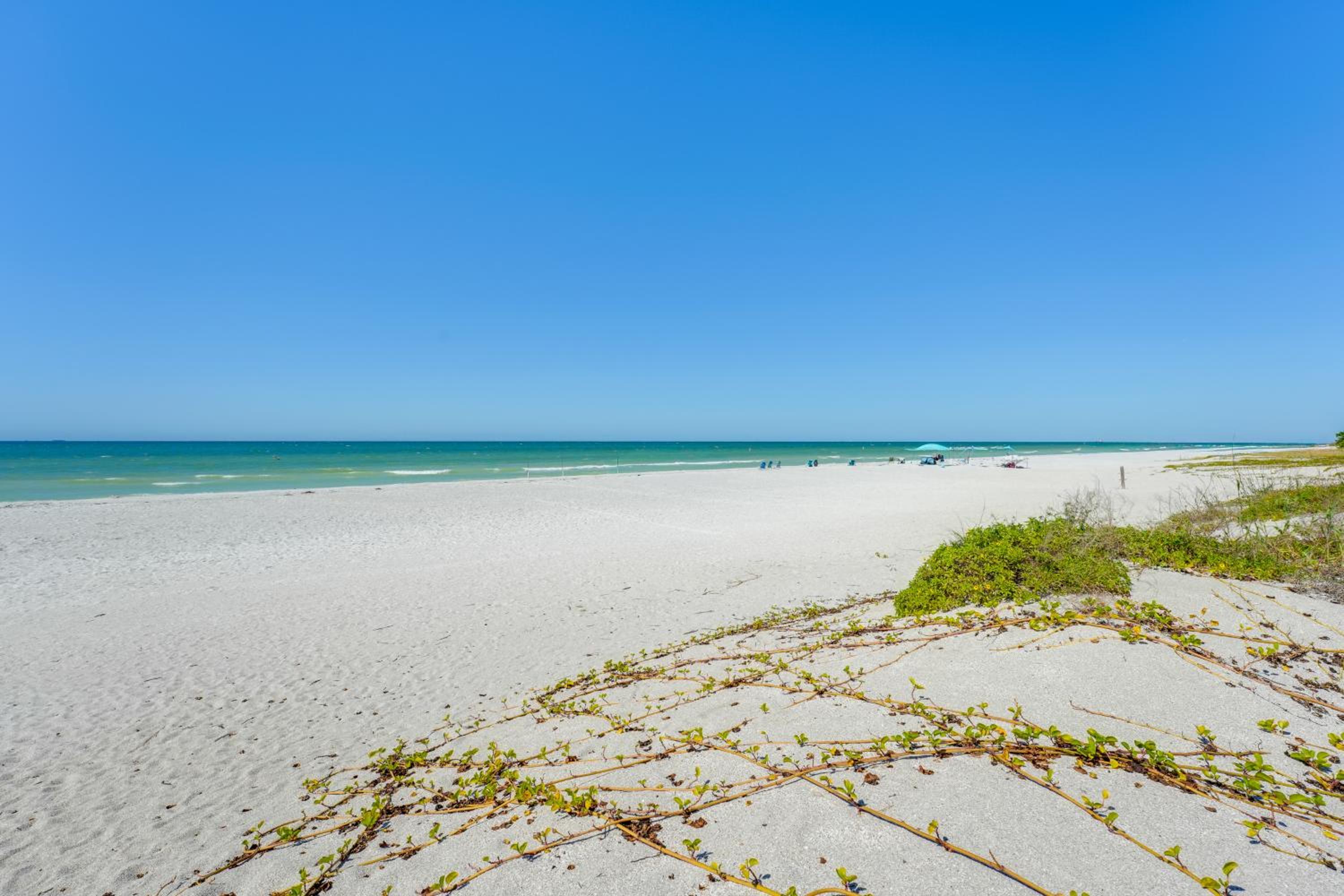 Beachfront Bliss and BBQs! Indian Rocks Beach Escape