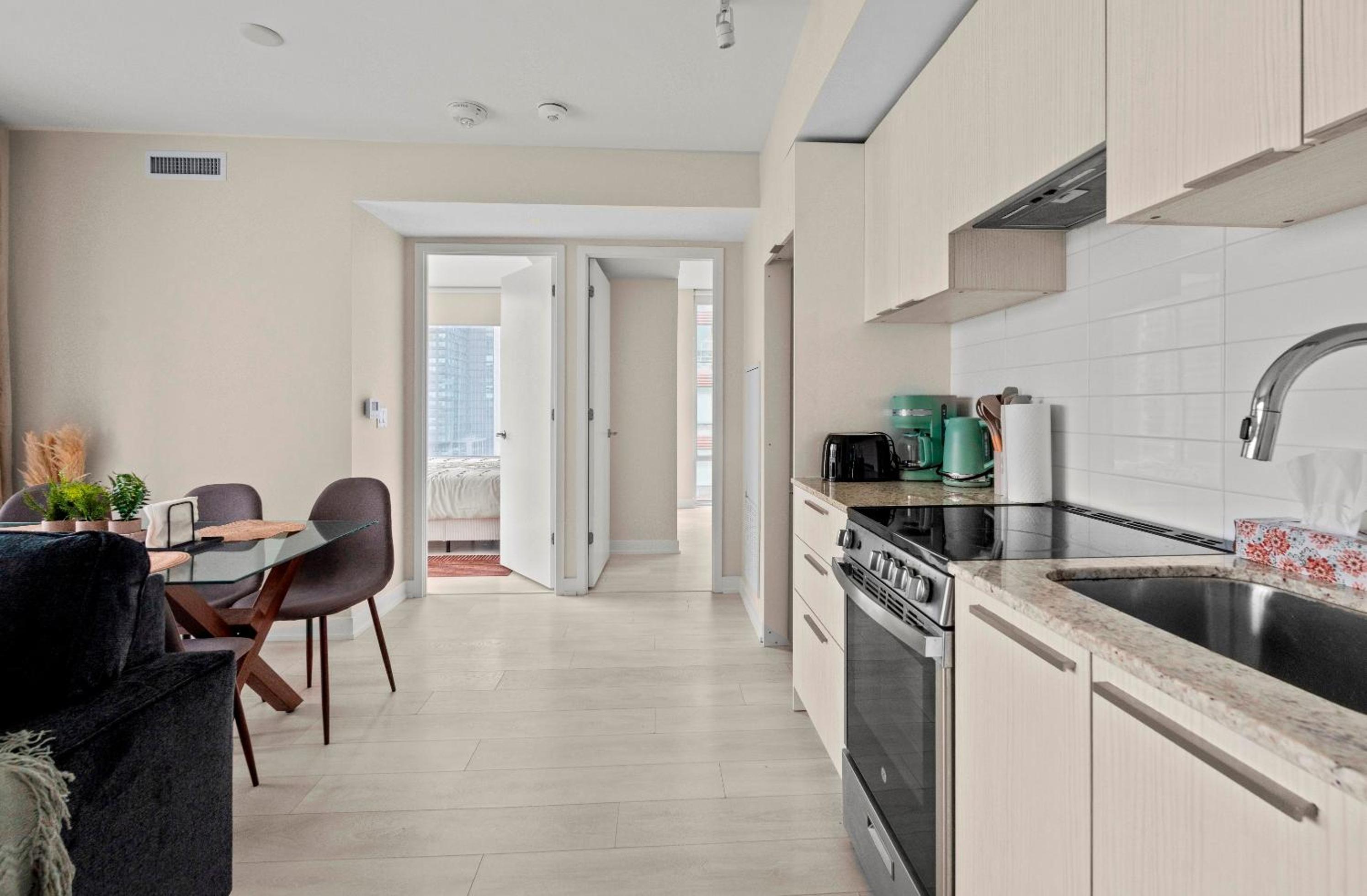 Panoramic 2 Bedroom plus Den Condo Yonge Street Downtown Toronto