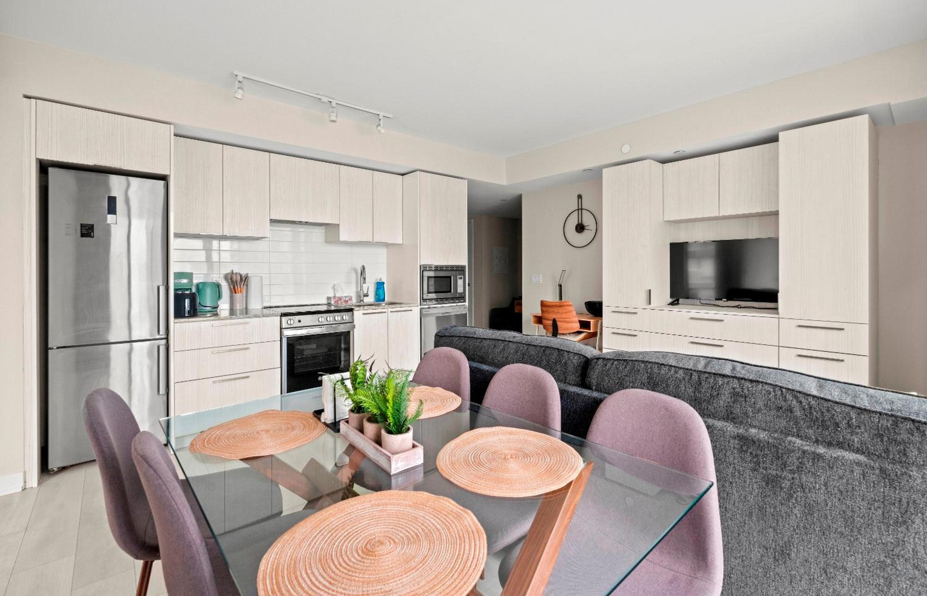 Panoramic 2 Bedroom plus Den Condo Yonge Street Downtown Toronto