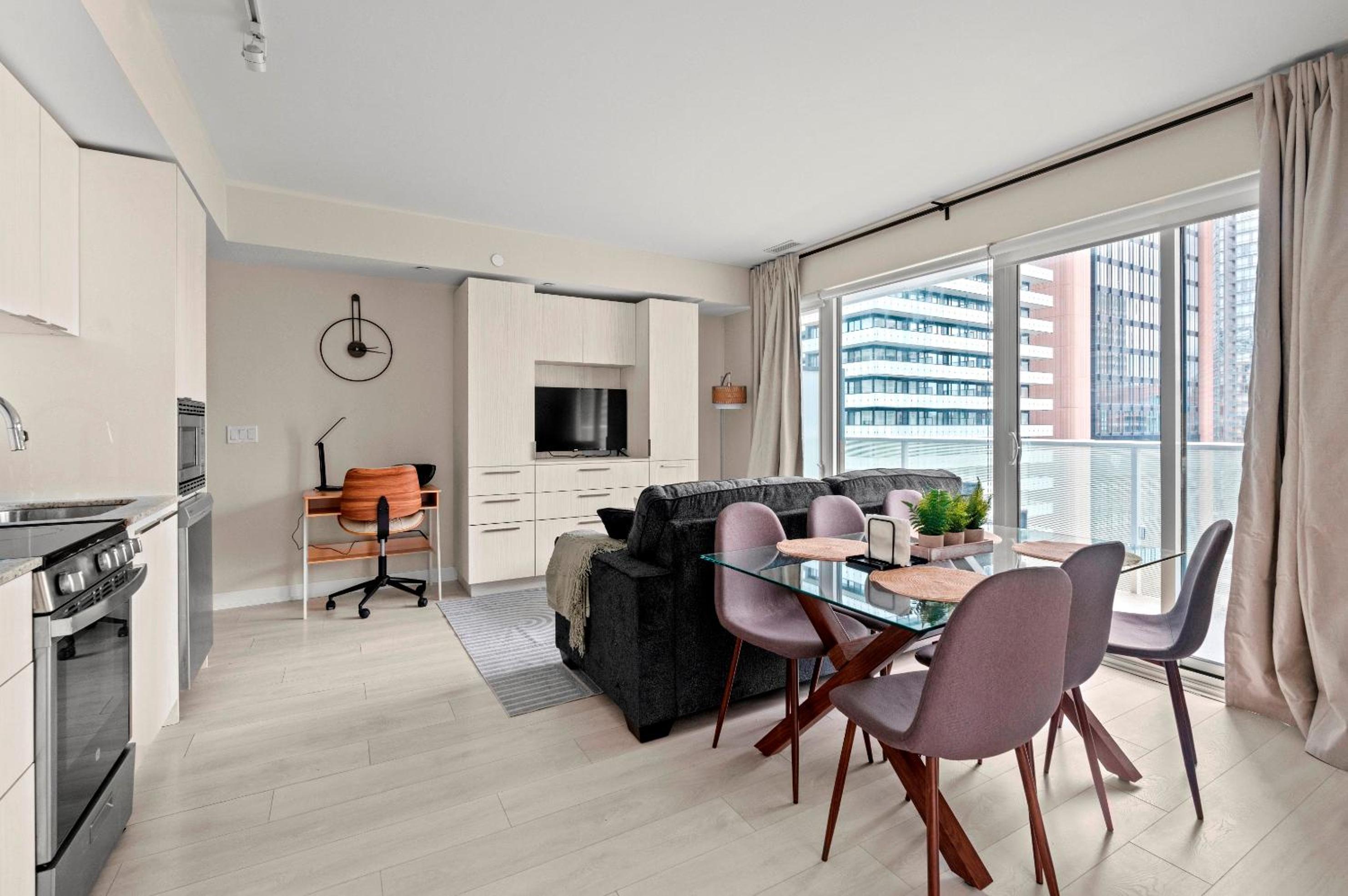 Panoramic 2 Bedroom plus Den Condo Yonge Street Downtown Toronto