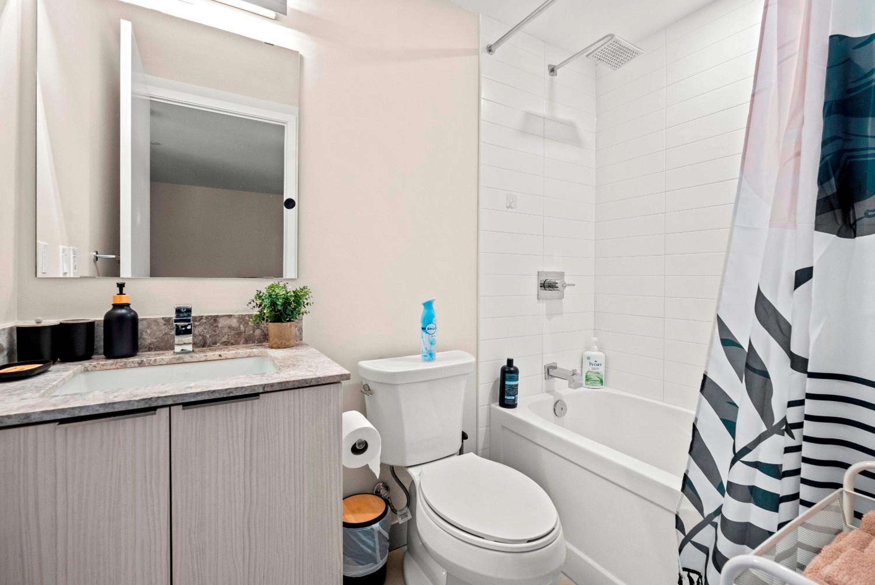 Panoramic 2 Bedroom plus Den Condo Yonge Street Downtown Toronto