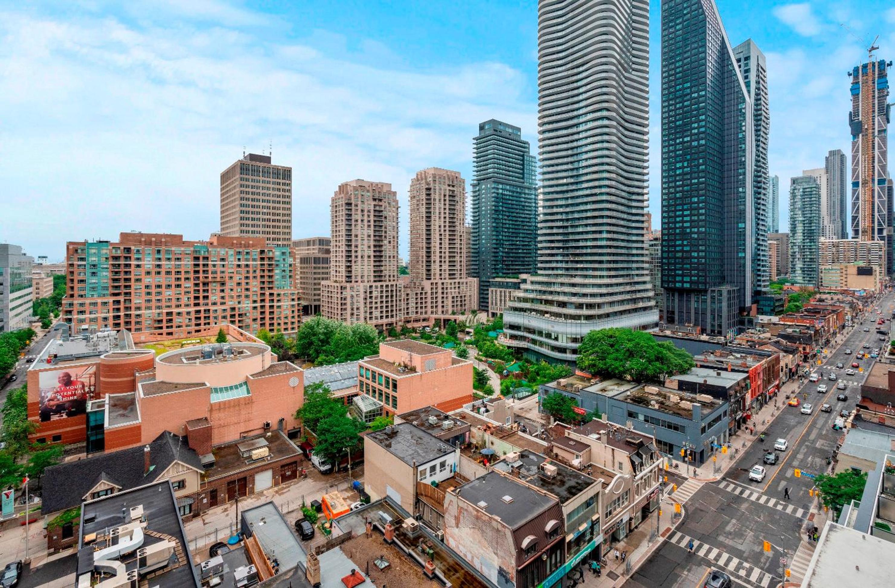 Panoramic 2 Bedroom plus Den Condo Yonge Street Downtown Toronto
