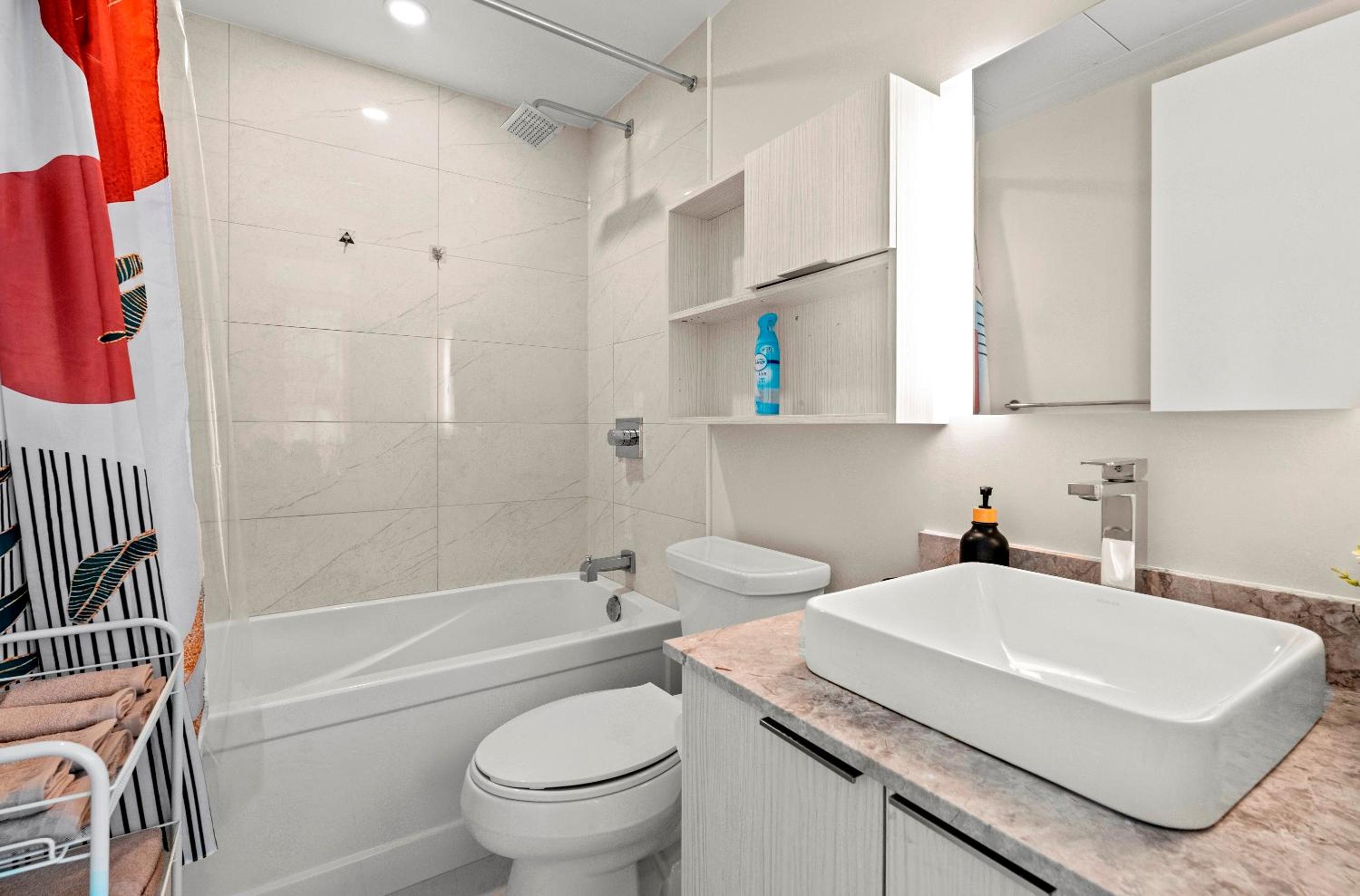 Panoramic 2 Bedroom plus Den Condo Yonge Street Downtown Toronto