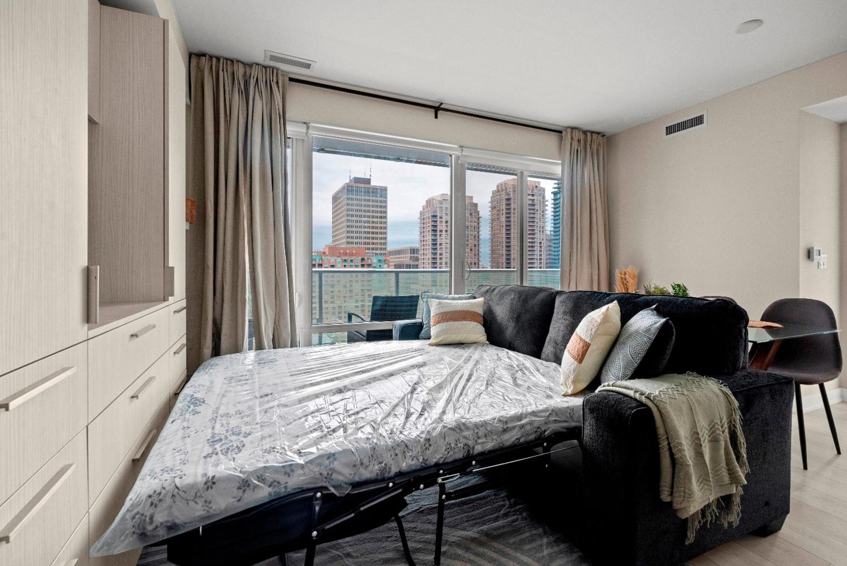 Panoramic 2 Bedroom plus Den Condo Yonge Street Downtown Toronto