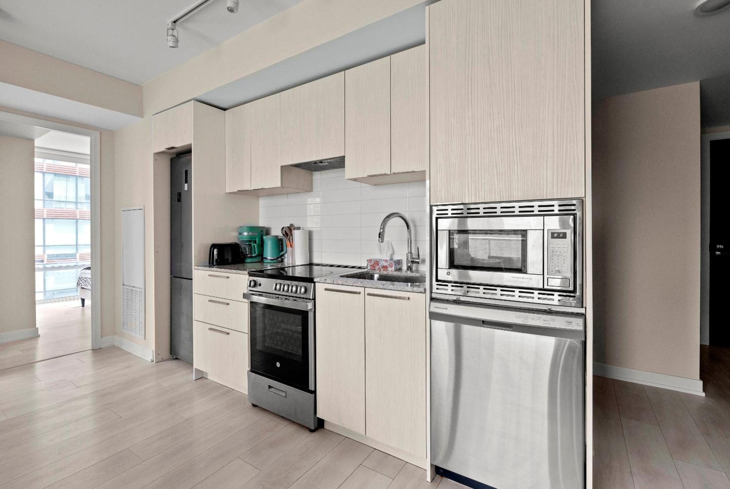 Panoramic 2 Bedroom plus Den Condo Yonge Street Downtown Toronto