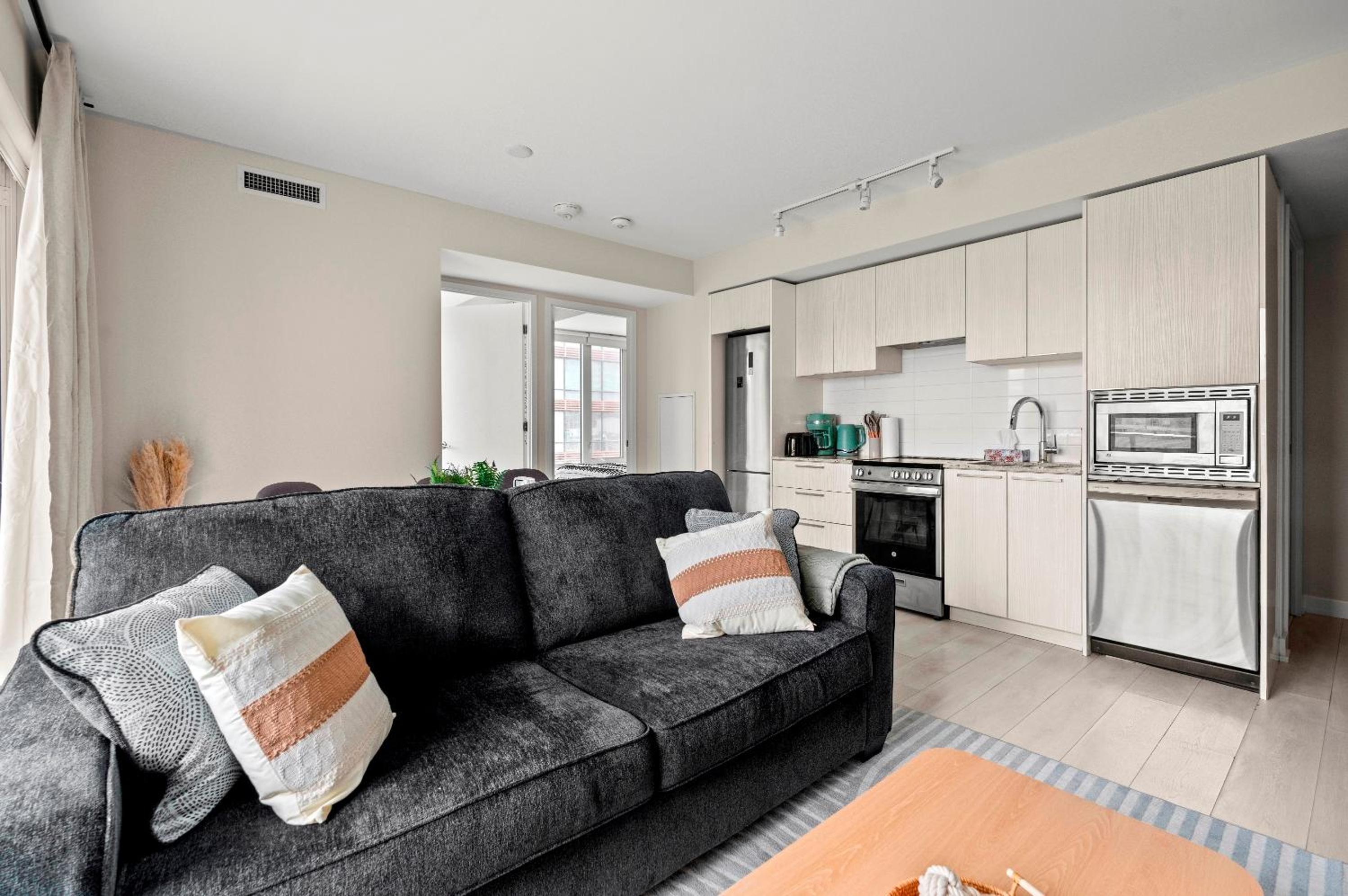 Panoramic 2 Bedroom plus Den Condo Yonge Street Downtown Toronto
