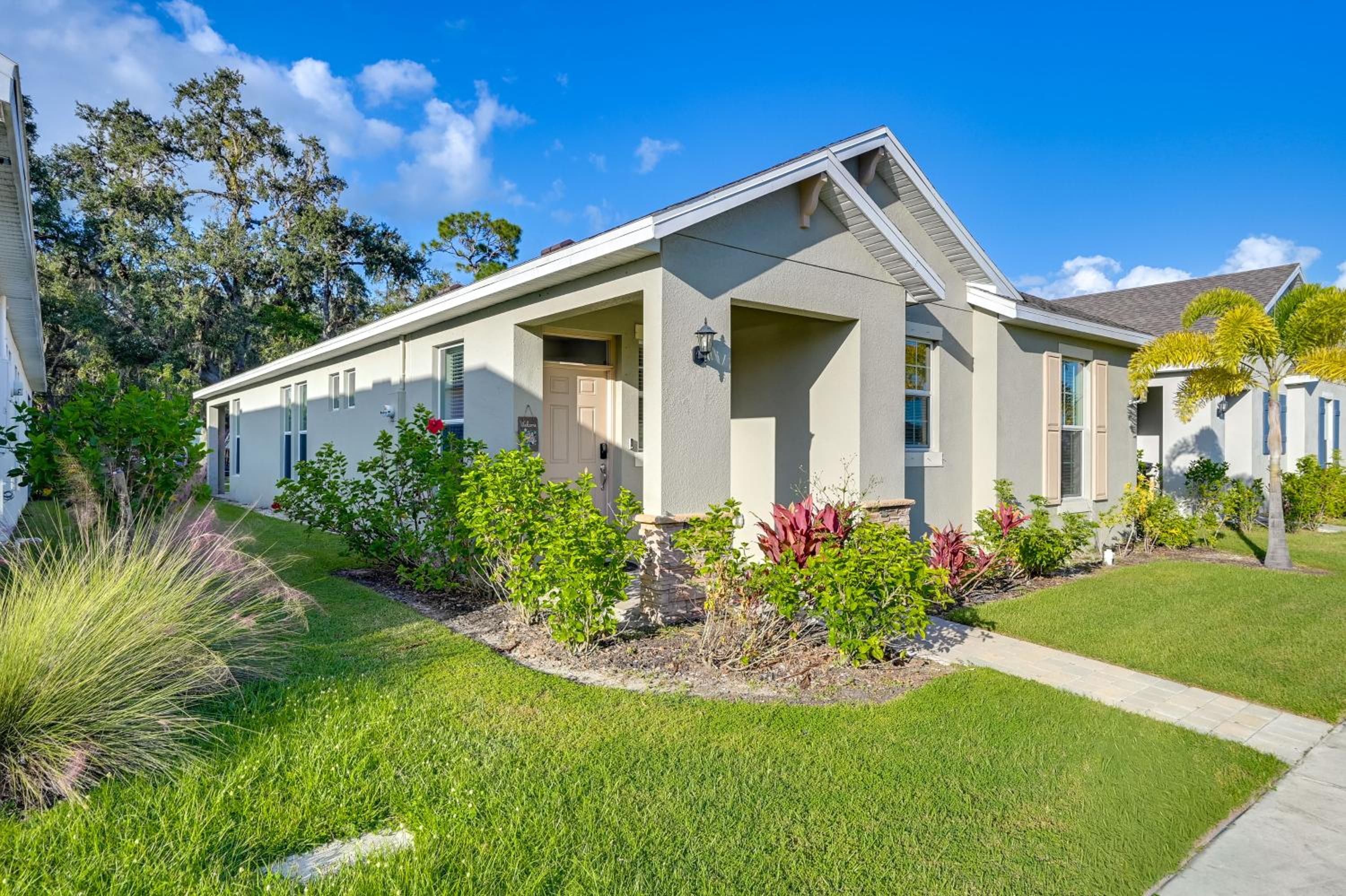 Near River and Parks LaBelle Family Home with Patio